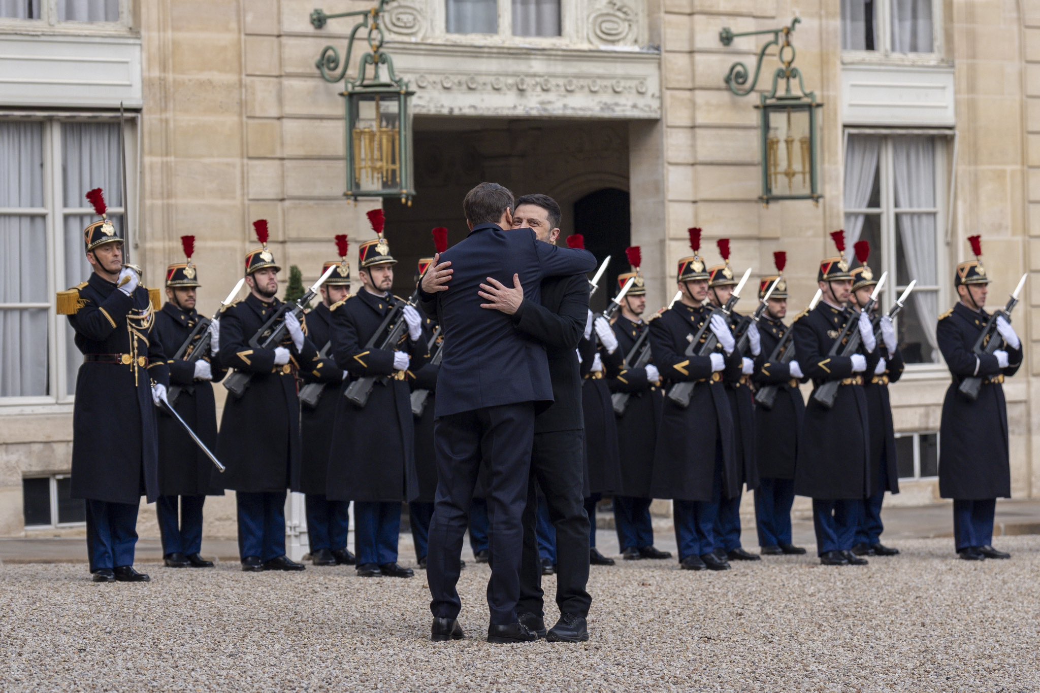 Macron ve Zelenskiy Elysee Sarayı