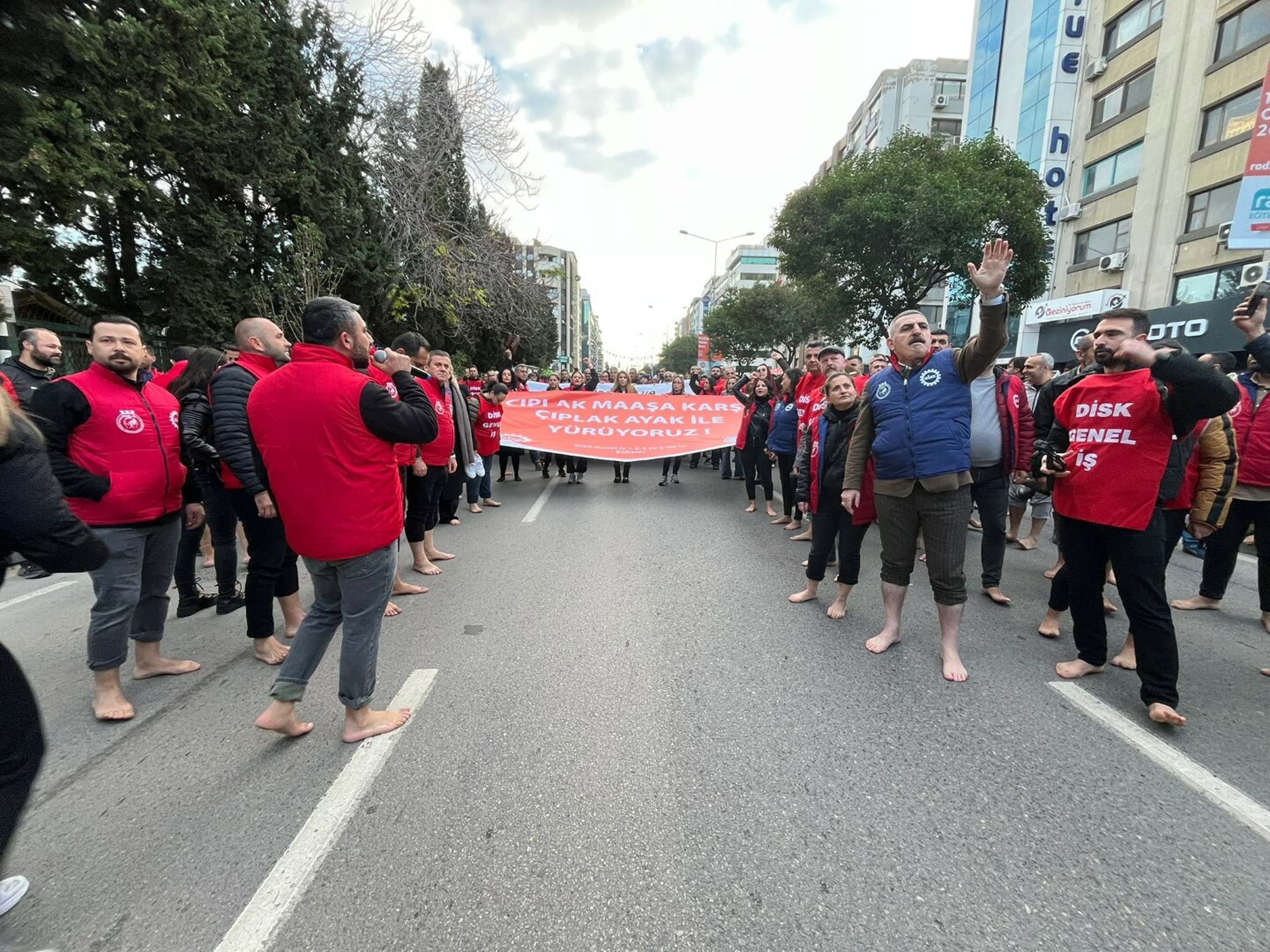 DİSK Genel-İş sendikacıları basın açıklaması yapıyor