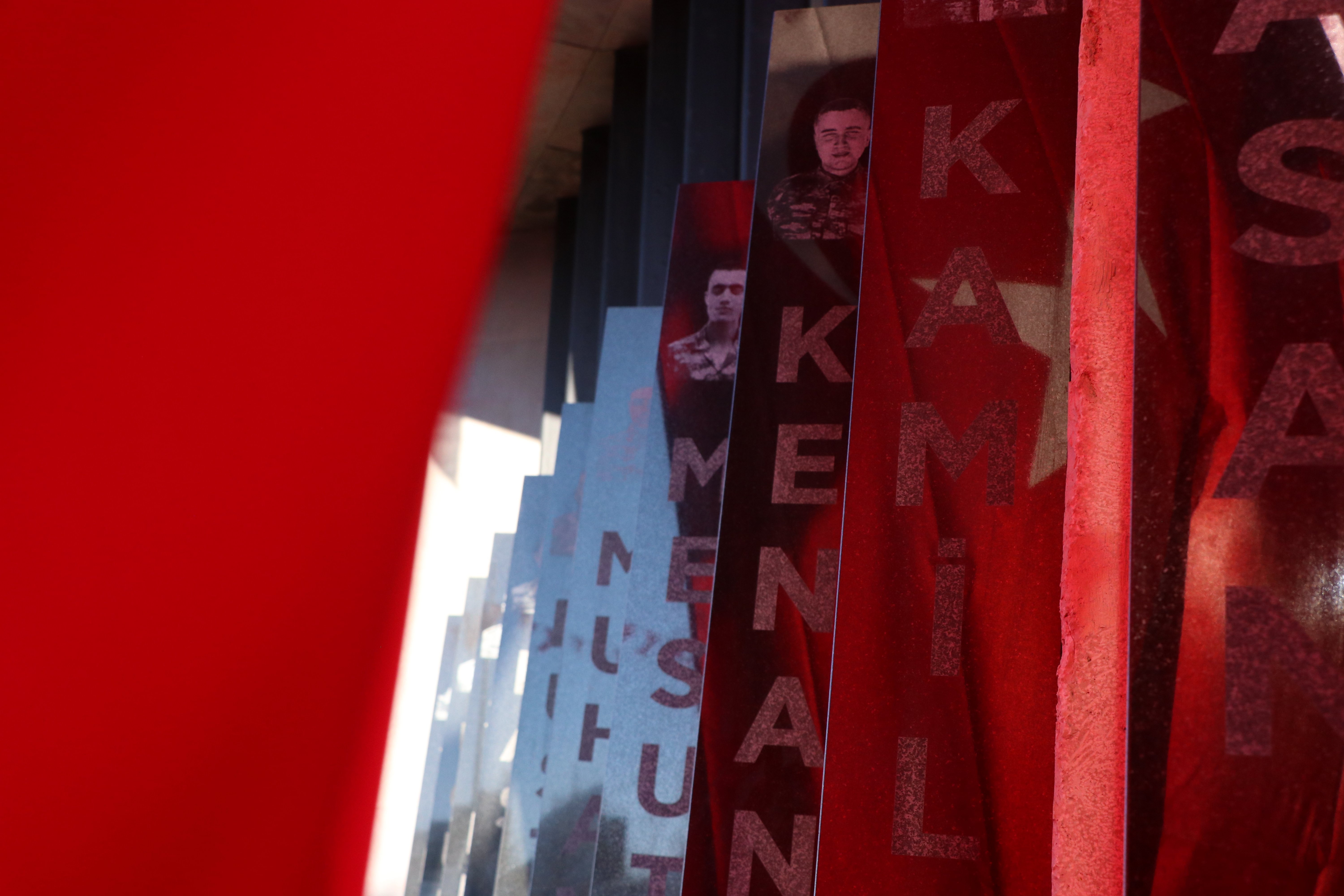 Kayseri şehit anma töreni karanfil bırakma