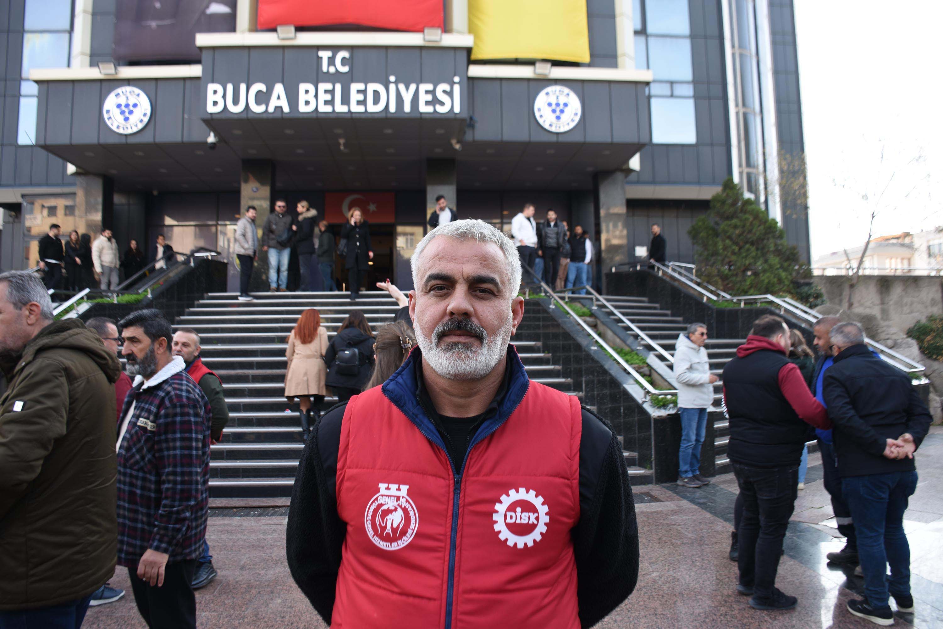 Buca Belediyesi önünde toplanan işçiler