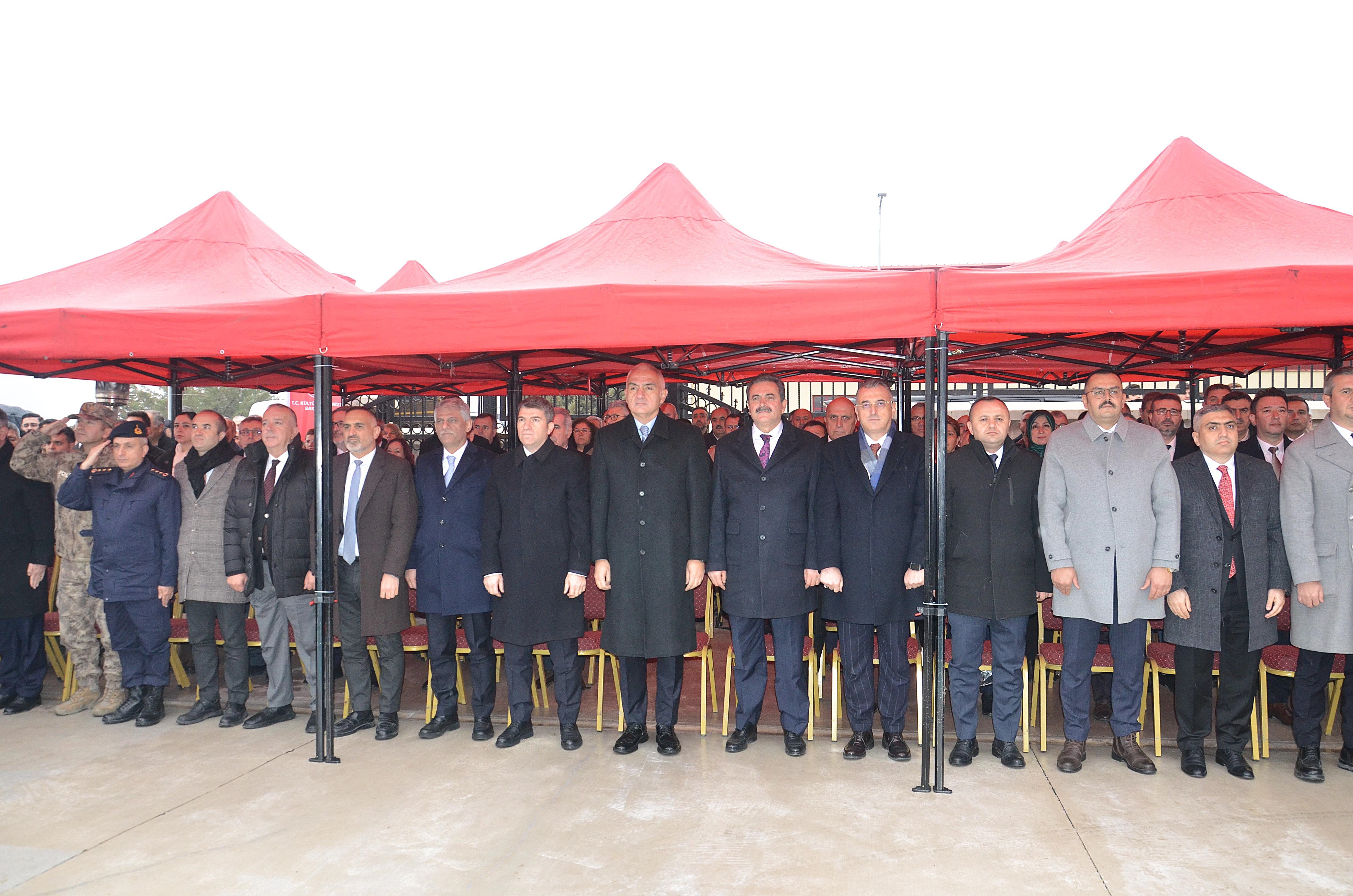 Bakan Ersoy Kütüphane Turunda