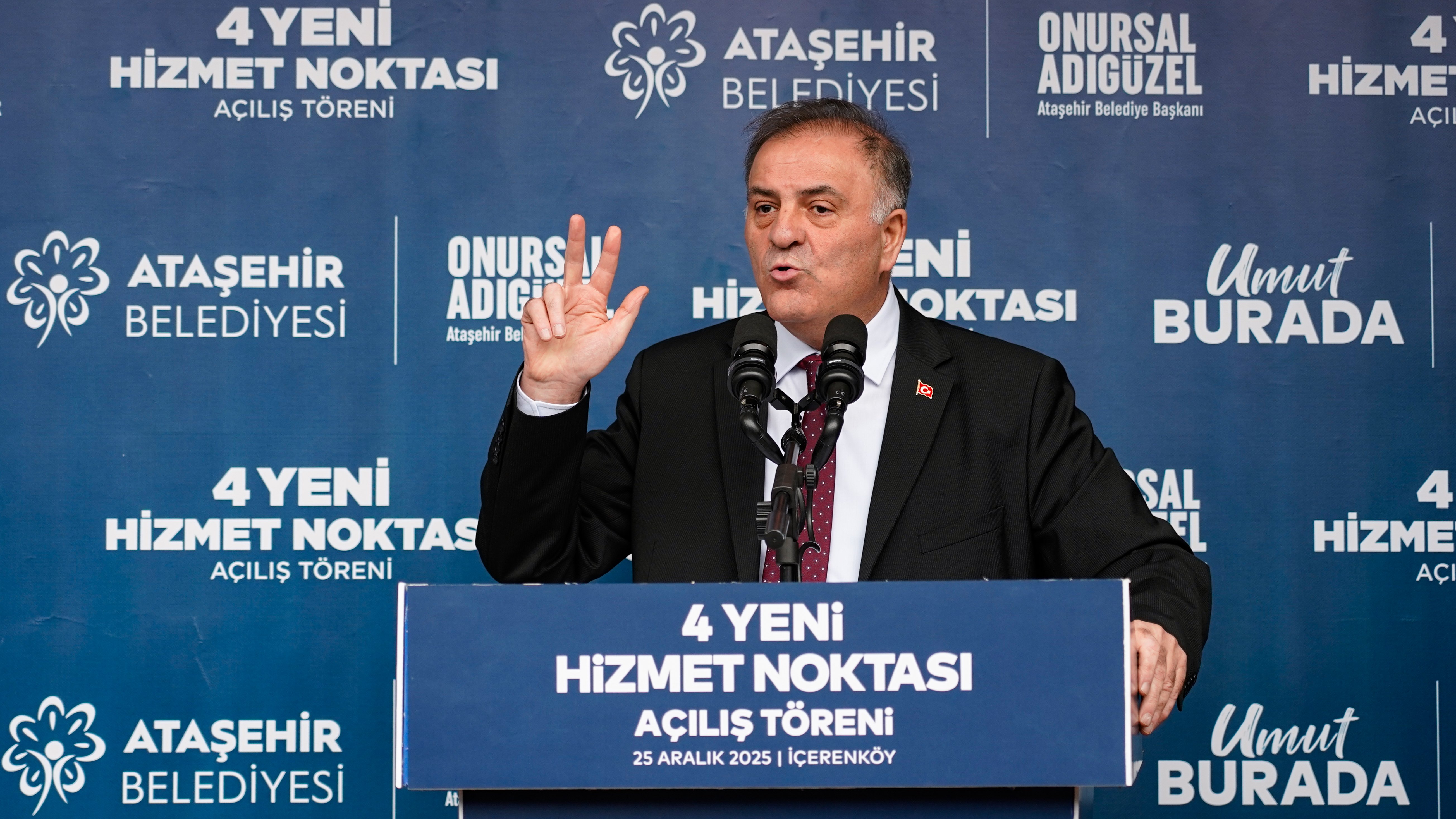 Açılış törenine katılan protokol üyeleri ve vatandaşlar