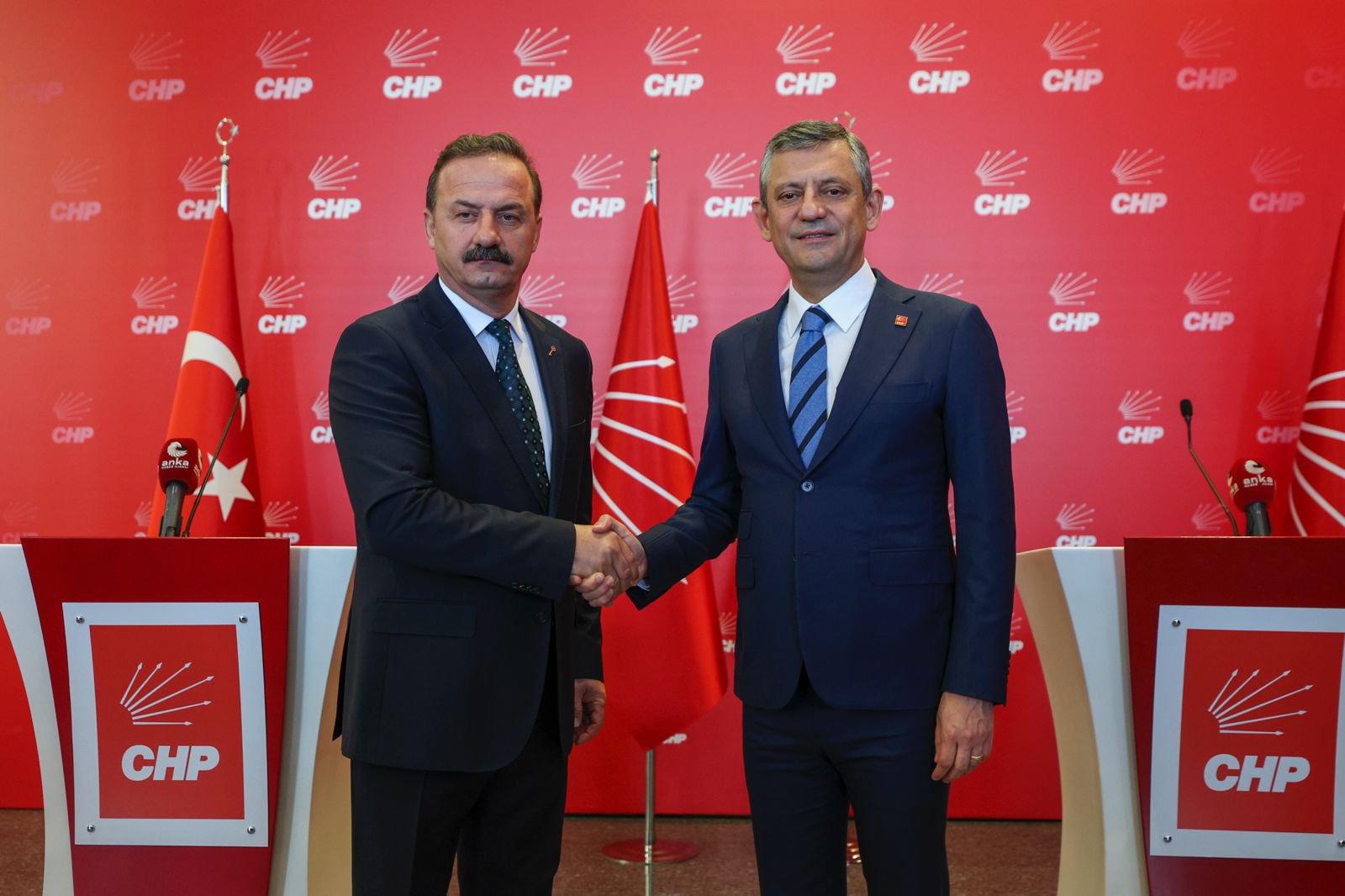 Yavuz Ağıralioğlu konuşma yapıyor