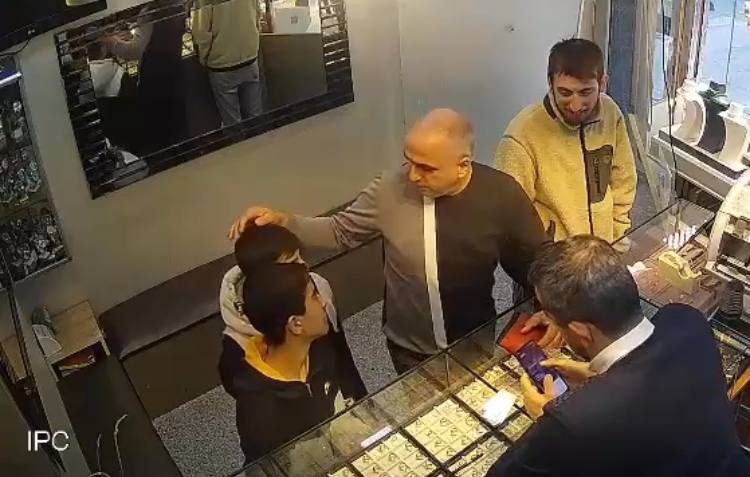 Bakan Kacır çocuklara hediye veriyor