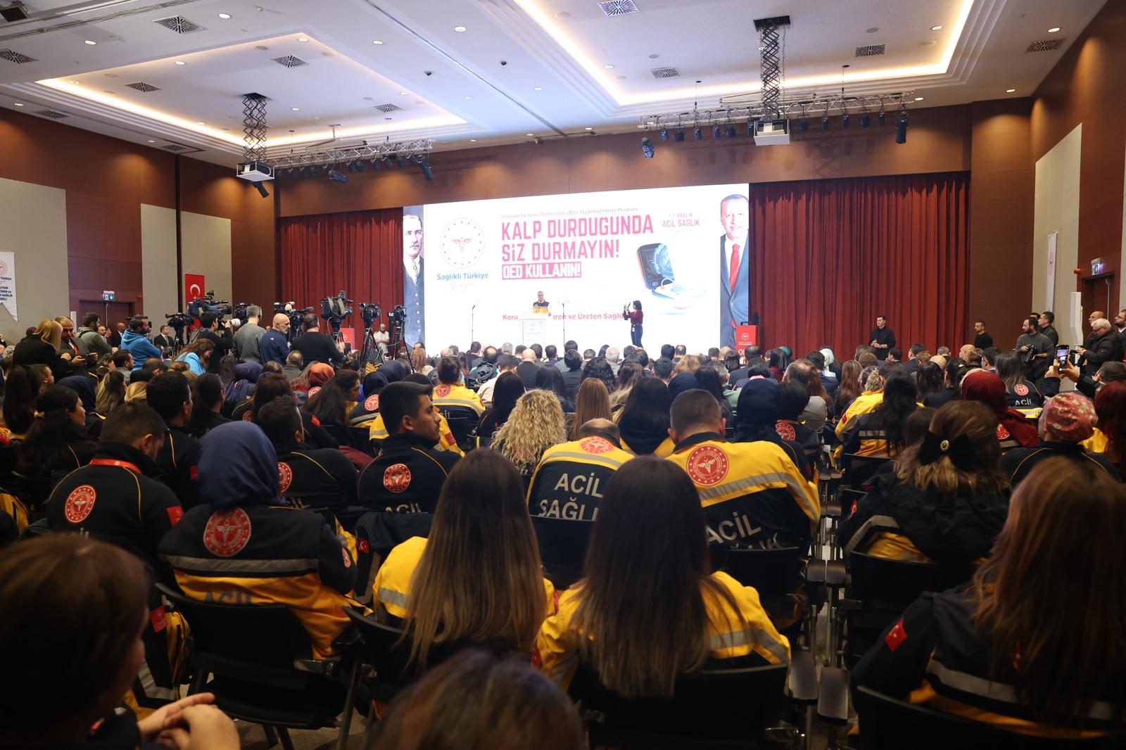 Sağlık Bakanı Memişoğlu Cihazı İnceliyor