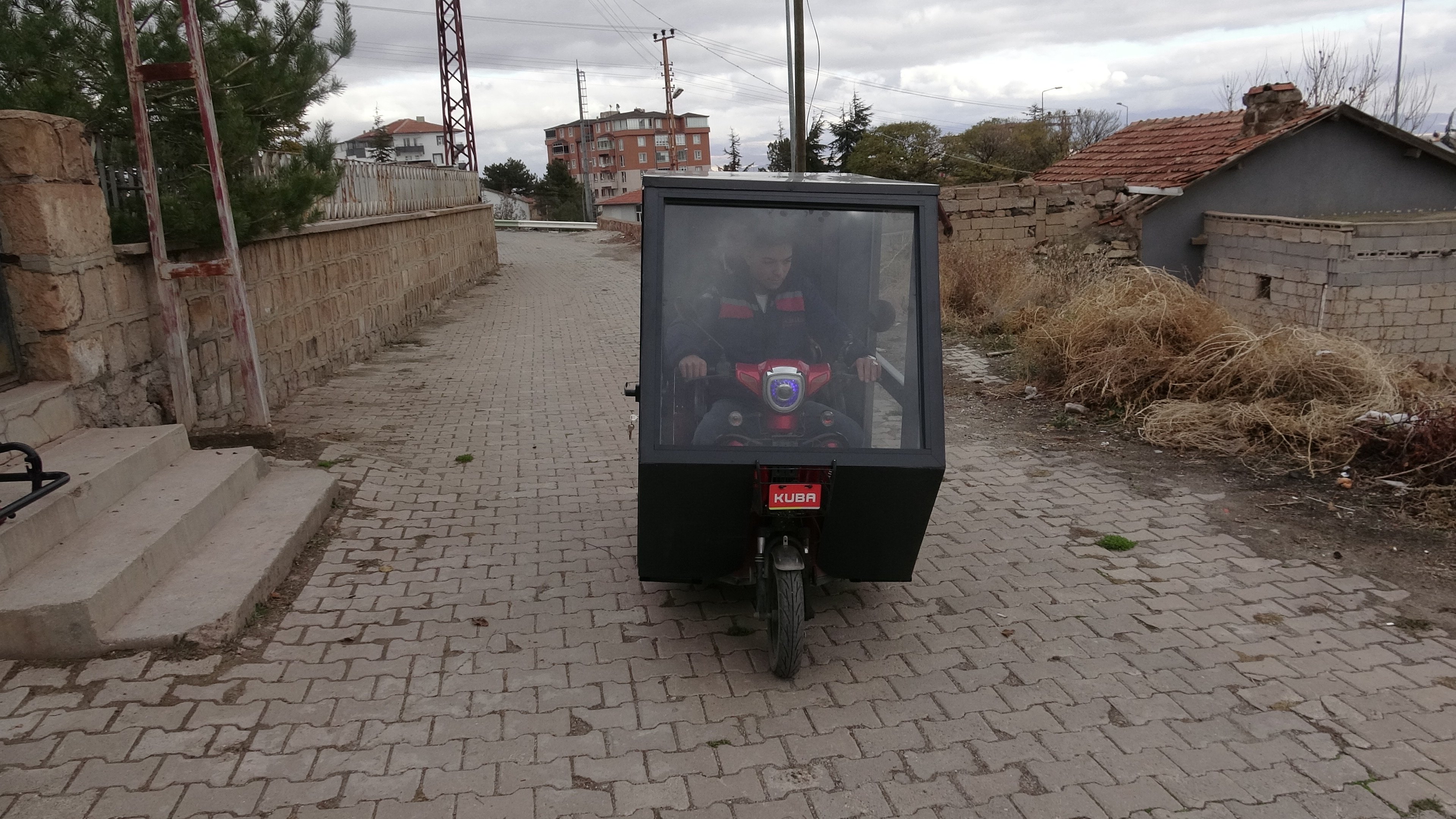 Çift ve kapalı motosiklet