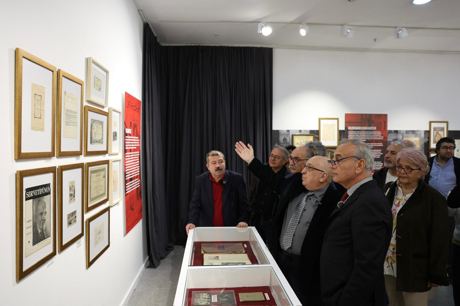 Küçükçekmece Belediye Başkanı Kemal Çebi Babıali sergisi açılışında konuşuyor