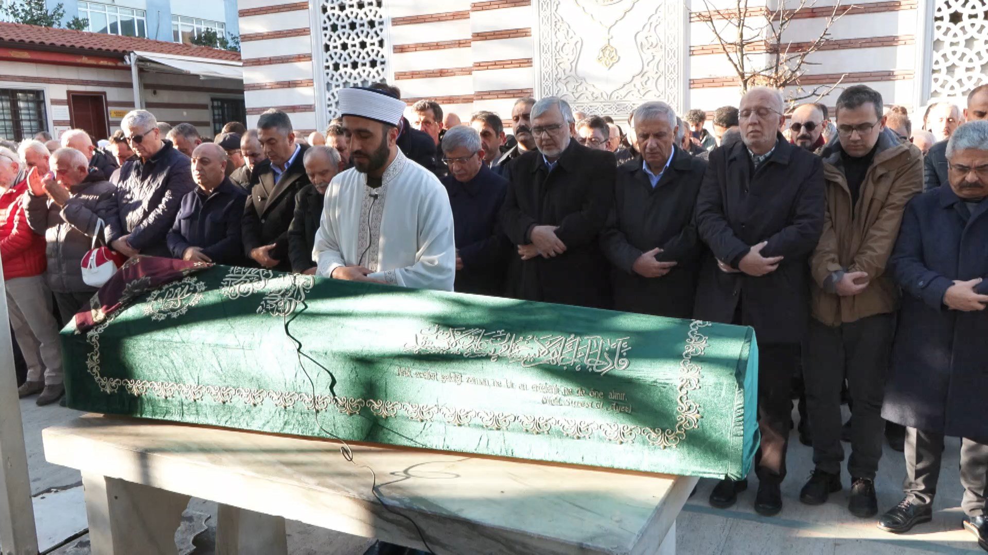 Cenaze namazı kılınıyor