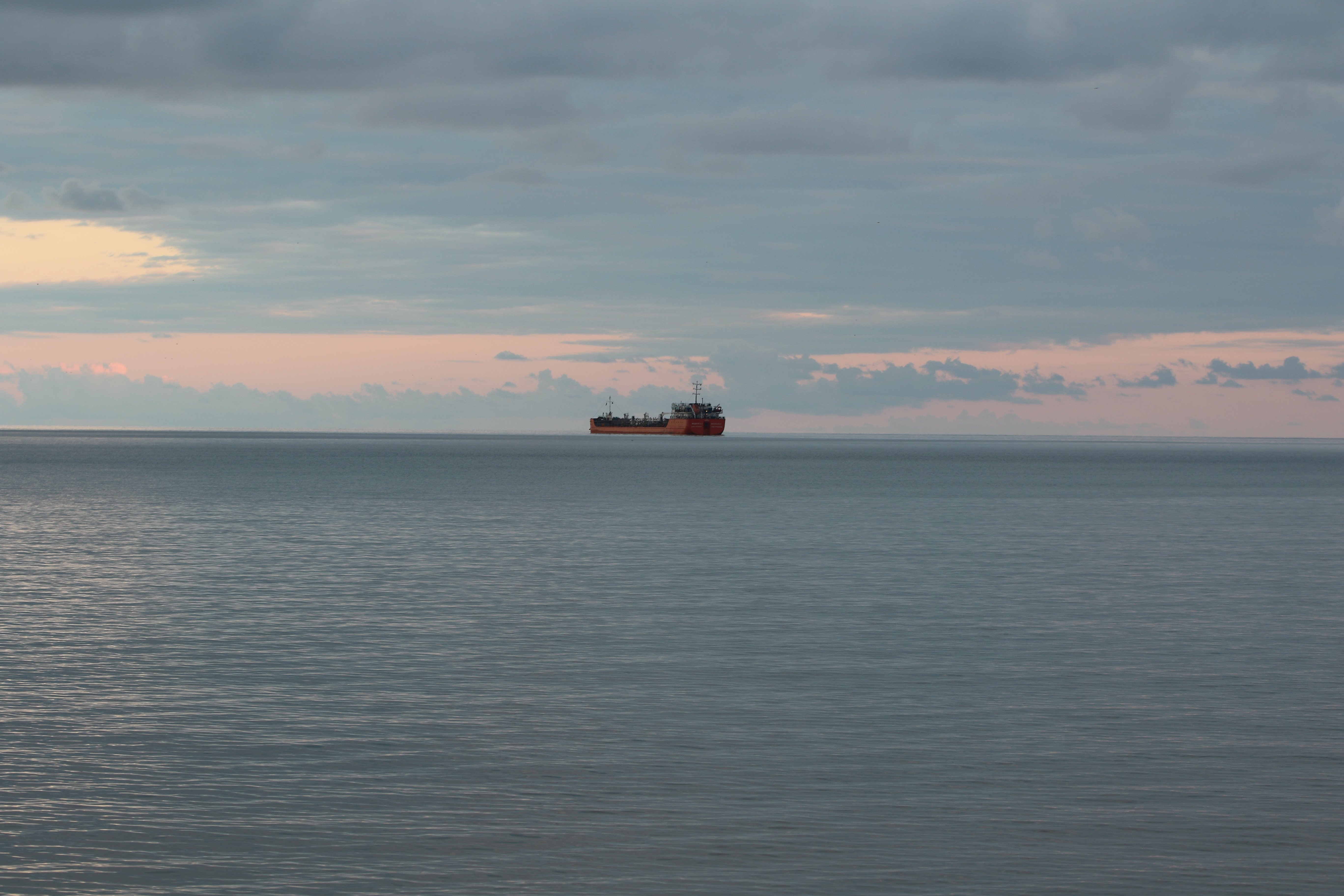 Sahil Güvenlik ekipleri MIDVOLGA-2 gemisine refakat ediyor