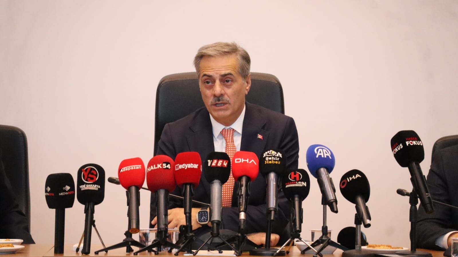 Sakarya Büyükşehir Belediye Başkanı Yusuf Alemdar AKOMda basın toplantısı