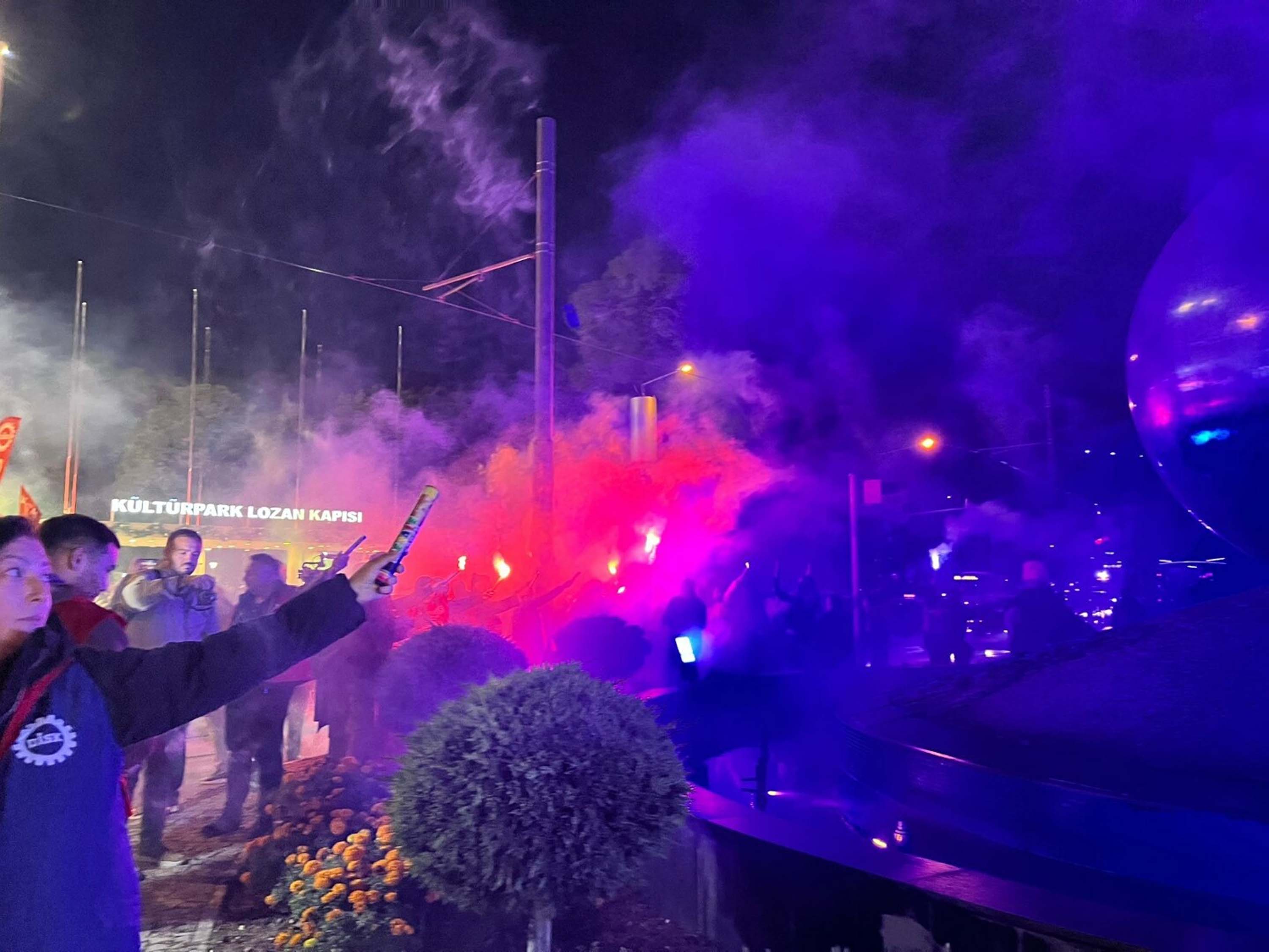 İzmir işçi protestosu meşaleli yürüyüş