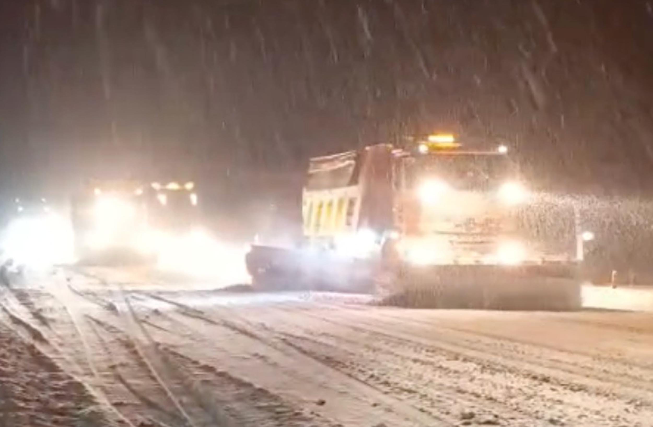 Kar mücadele ekipleri çalışıyor