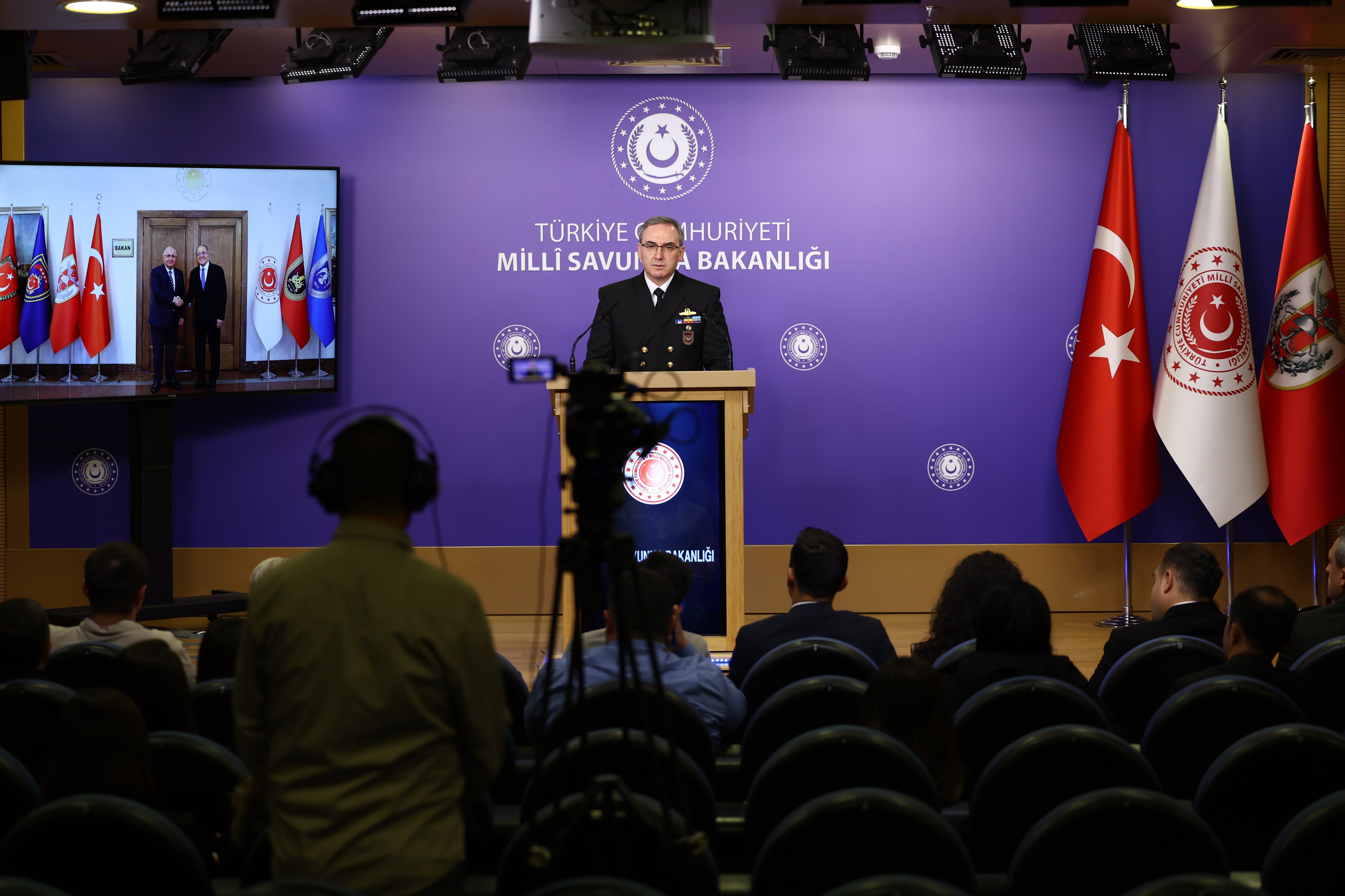 NATO bayrağı ve Türk bayrağı