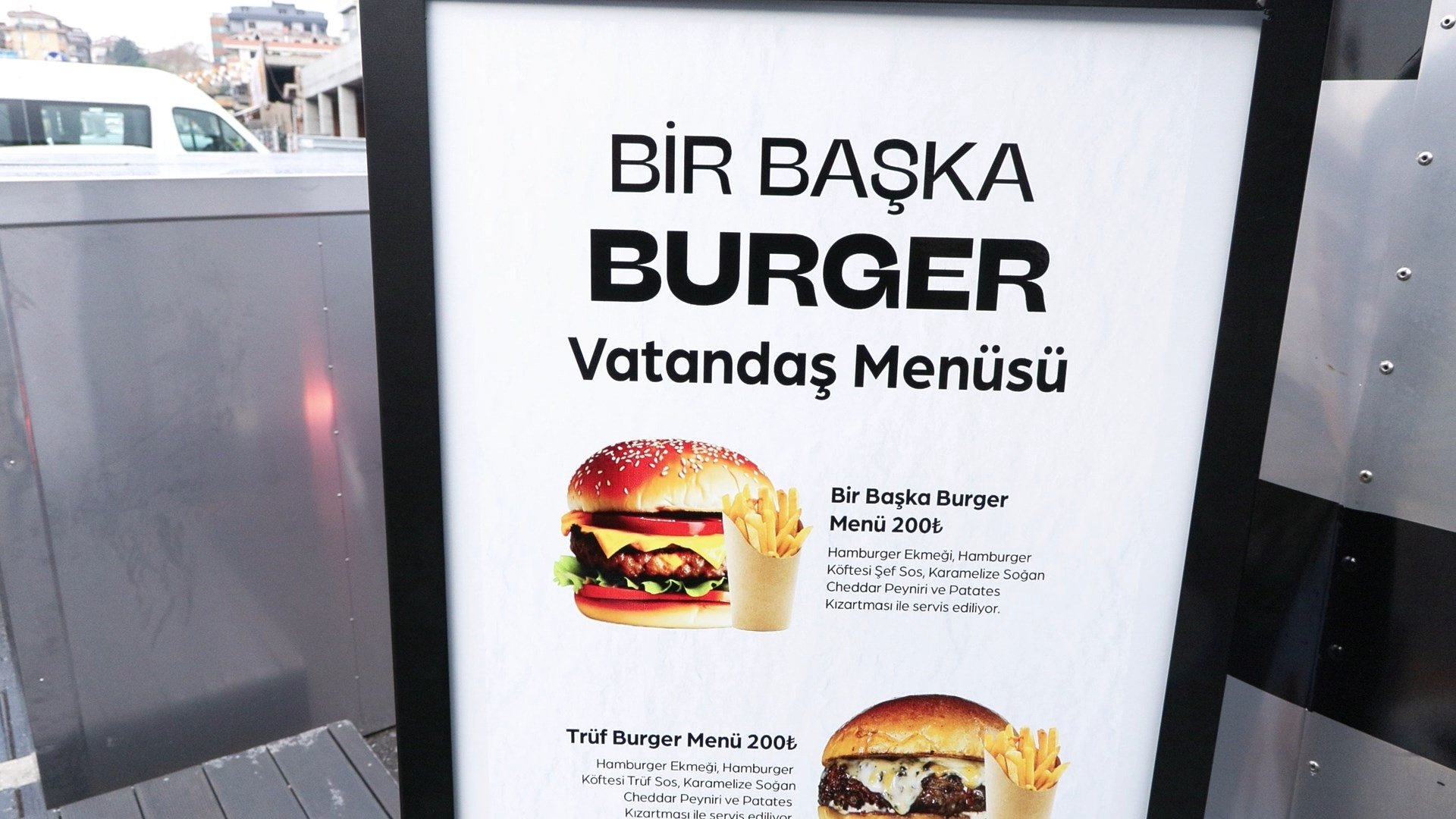 Ümraniye Belediye Başkanı İsmet Yıldırım gençlerle