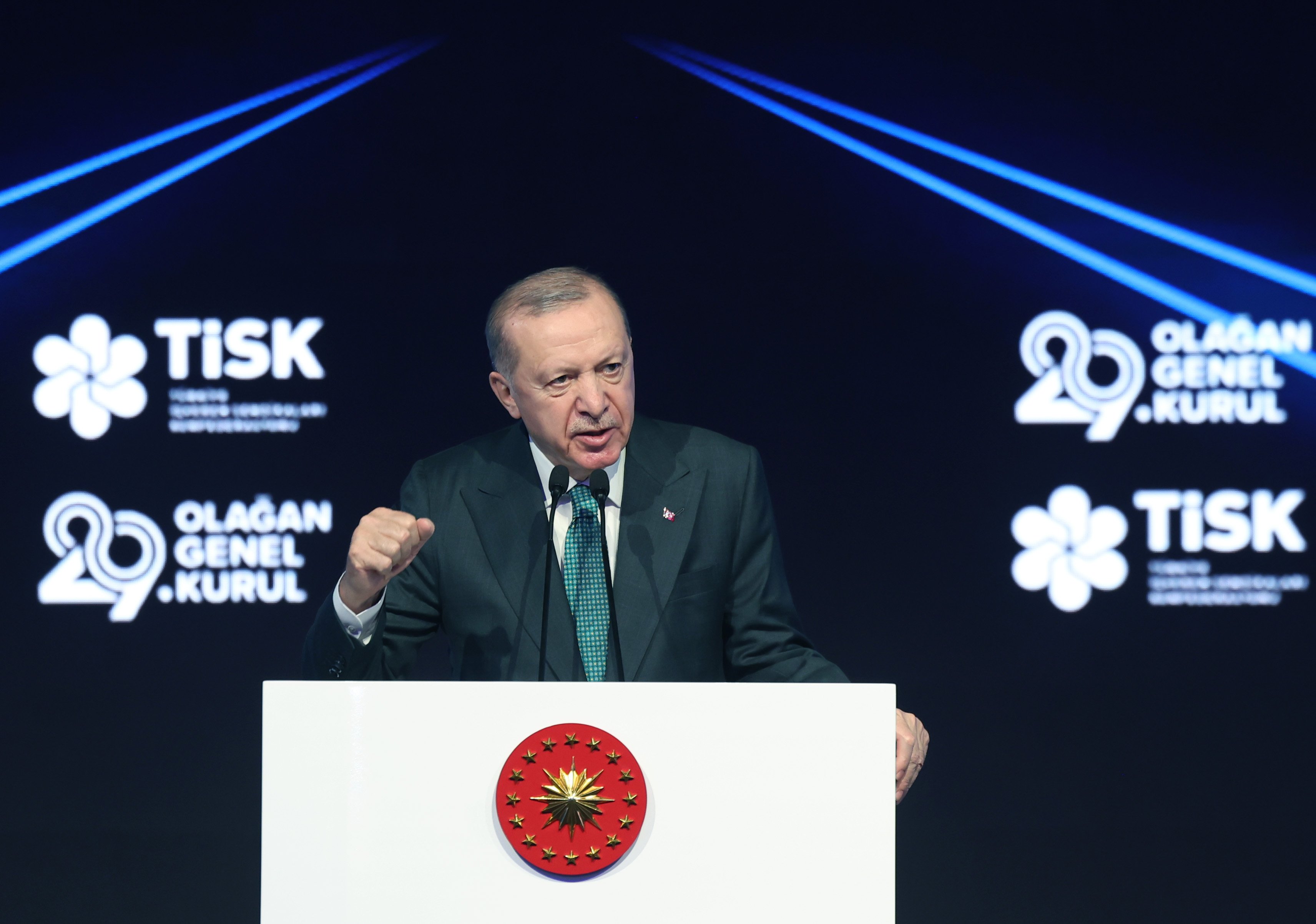 Cumhurbaşkanı Erdoğan konuşmasını yaparken