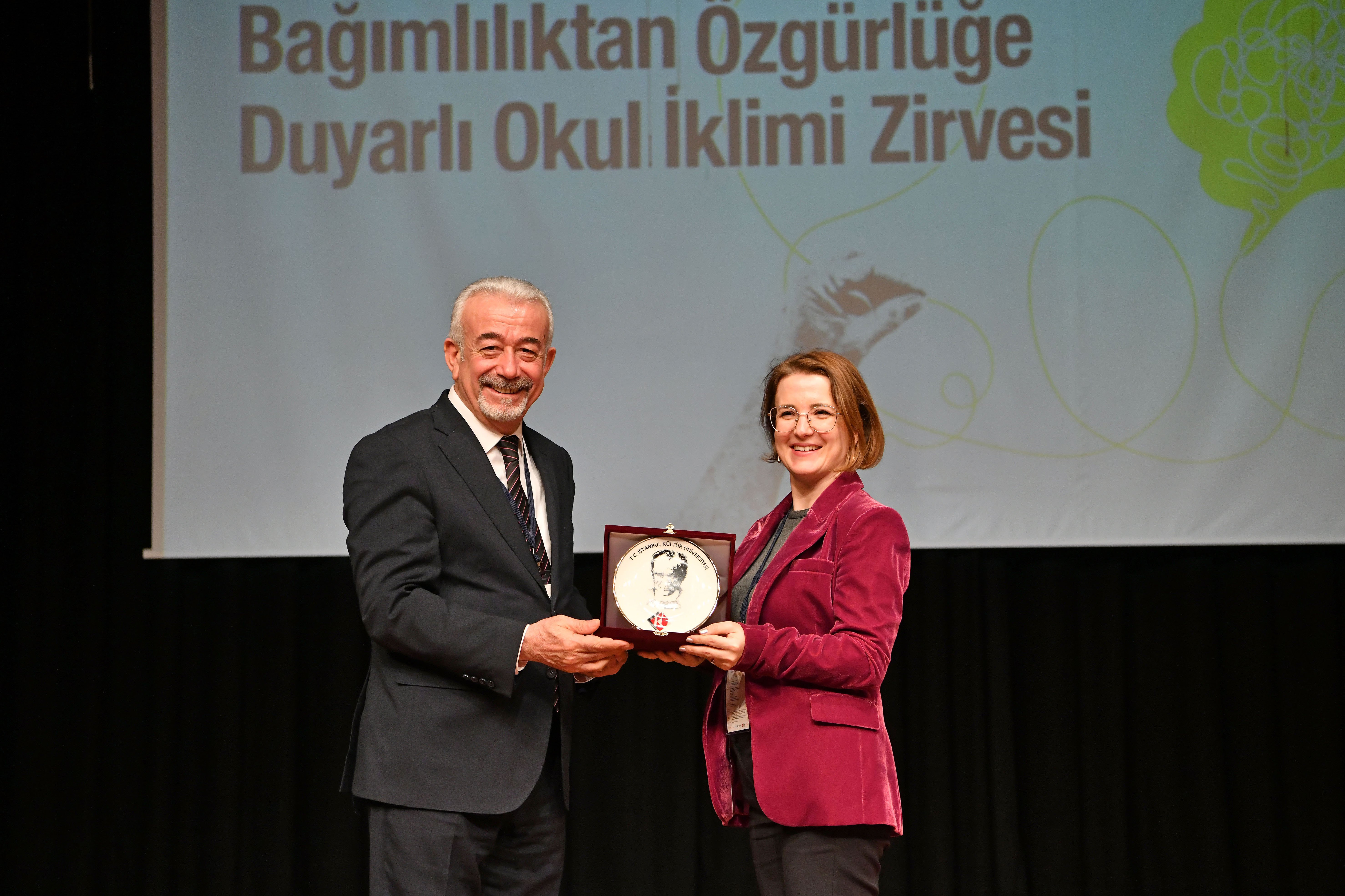 Zirvede konuşma yapan bir yetkili