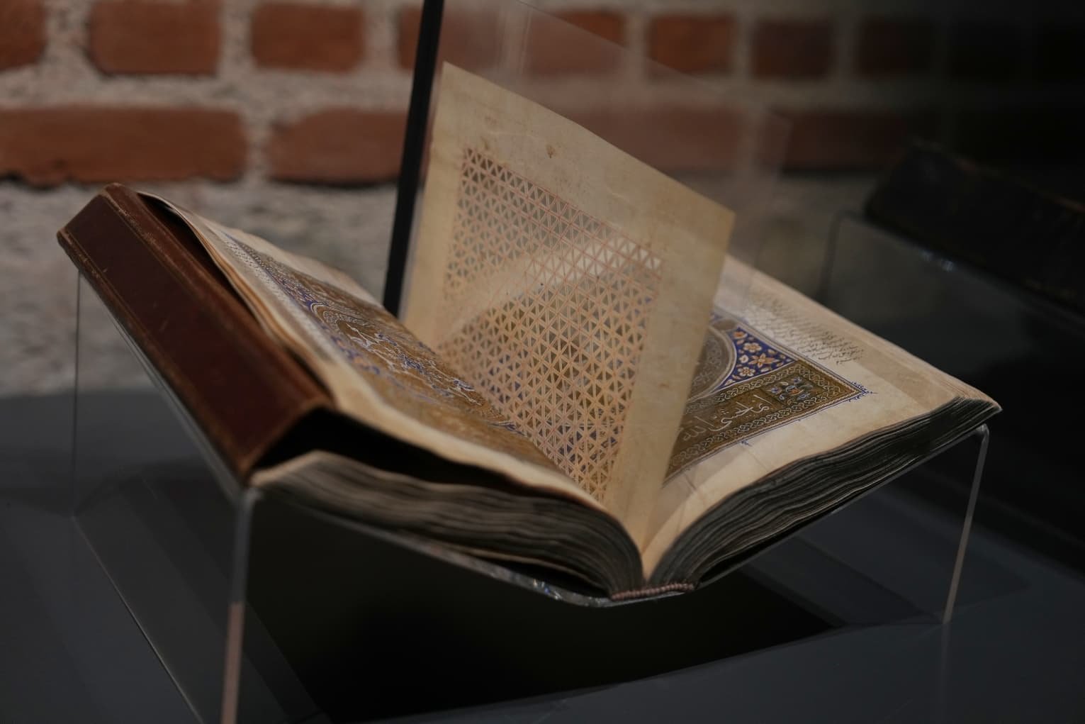 Bakan Mehmet Nuri Ersoy sergi açılışında konuşuyor