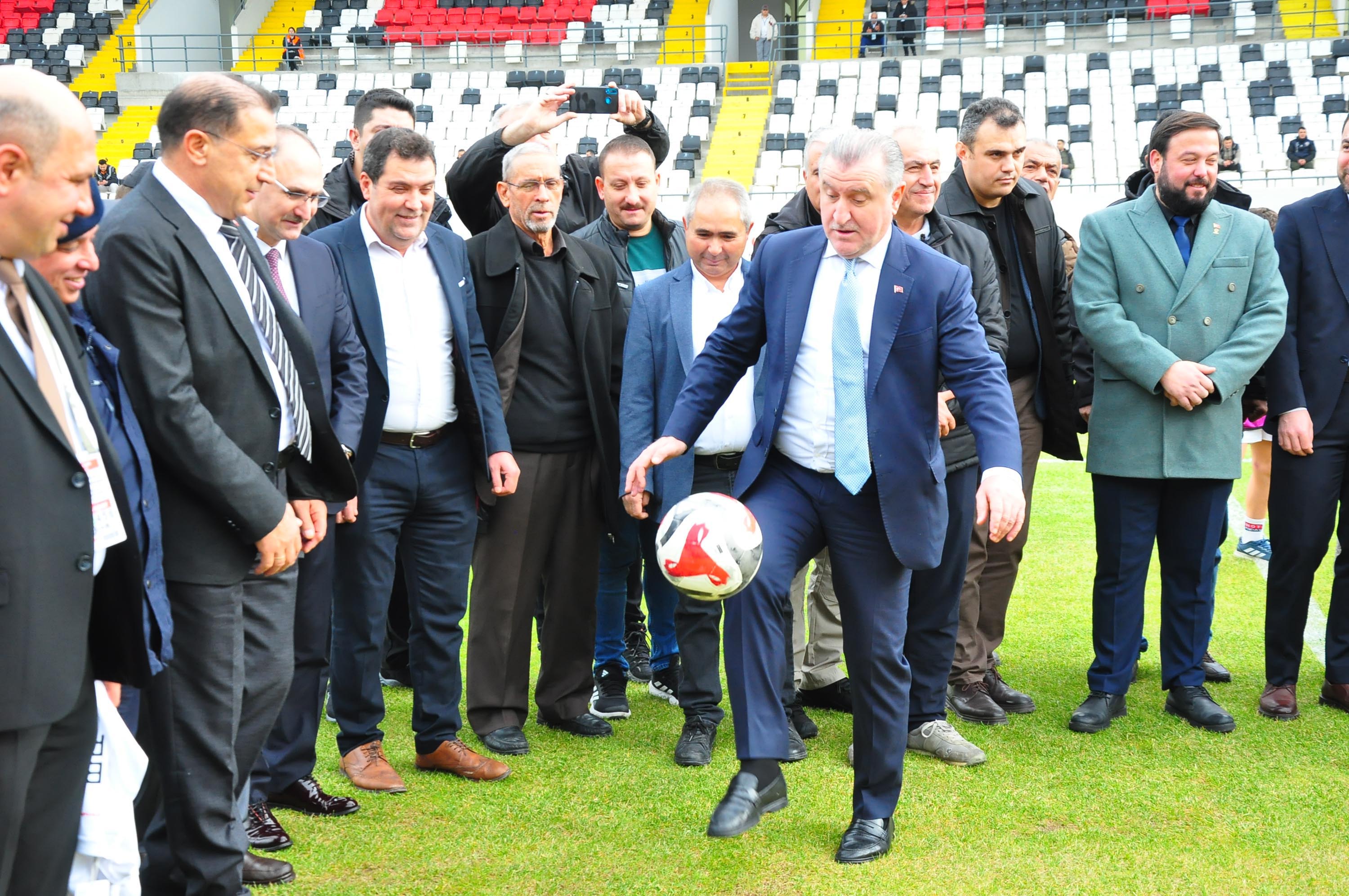 Bakan Bak Stad Açılışında Top Sektiriyor