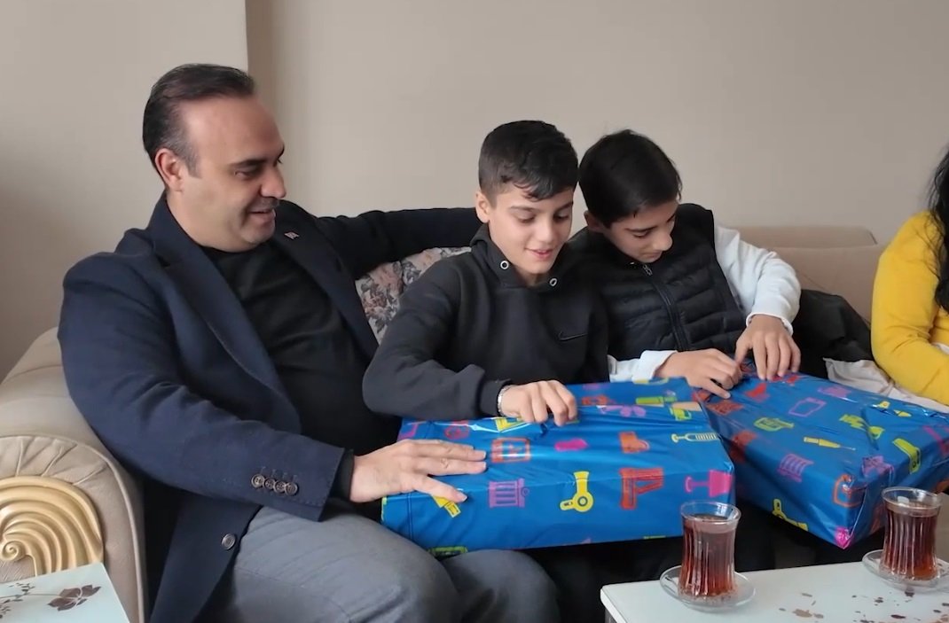 Bakan Kacır çocukları ziyaret ediyor