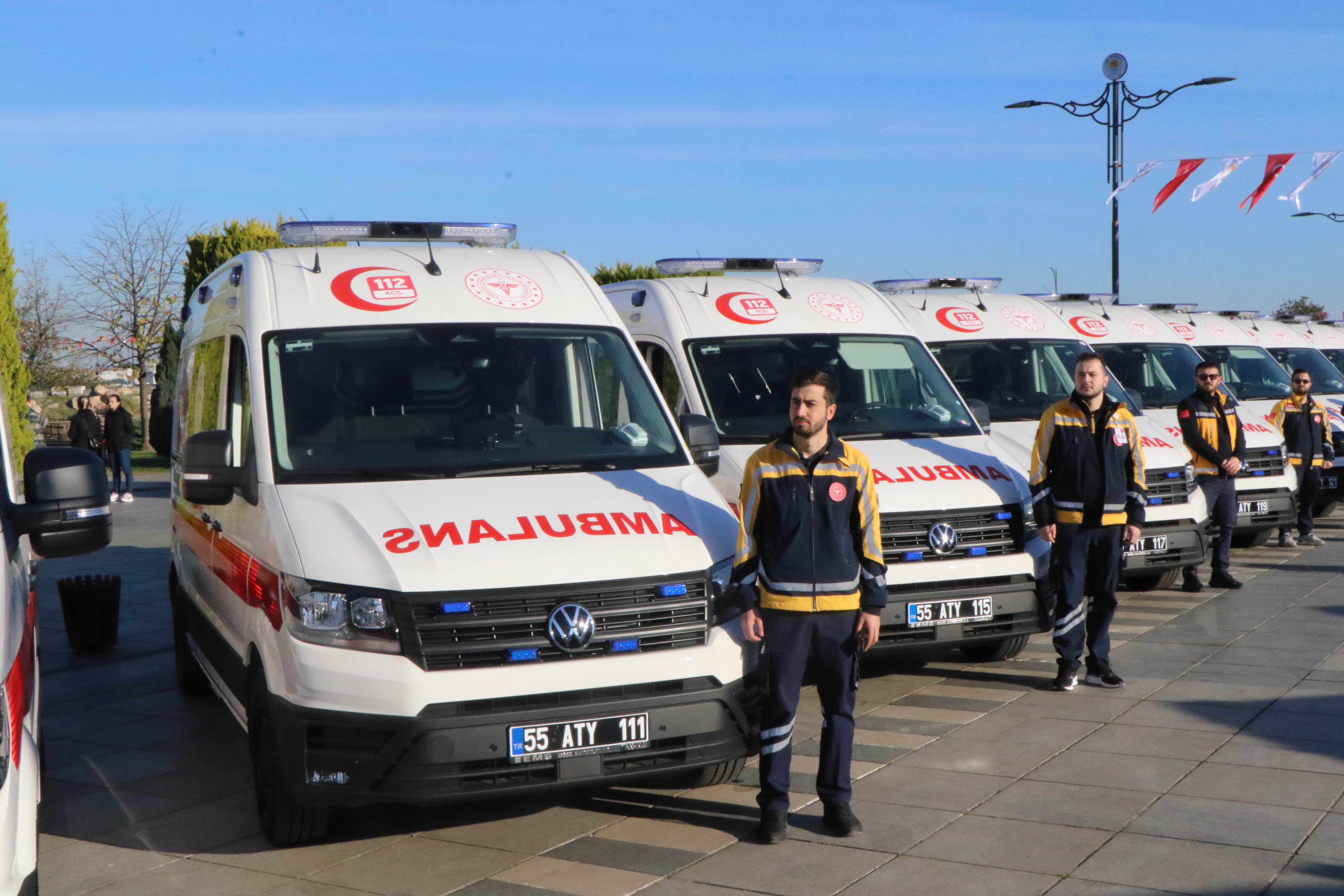 Sağlık Bakanı Kemal Memişoğlu ambulans filosunu inceliyor