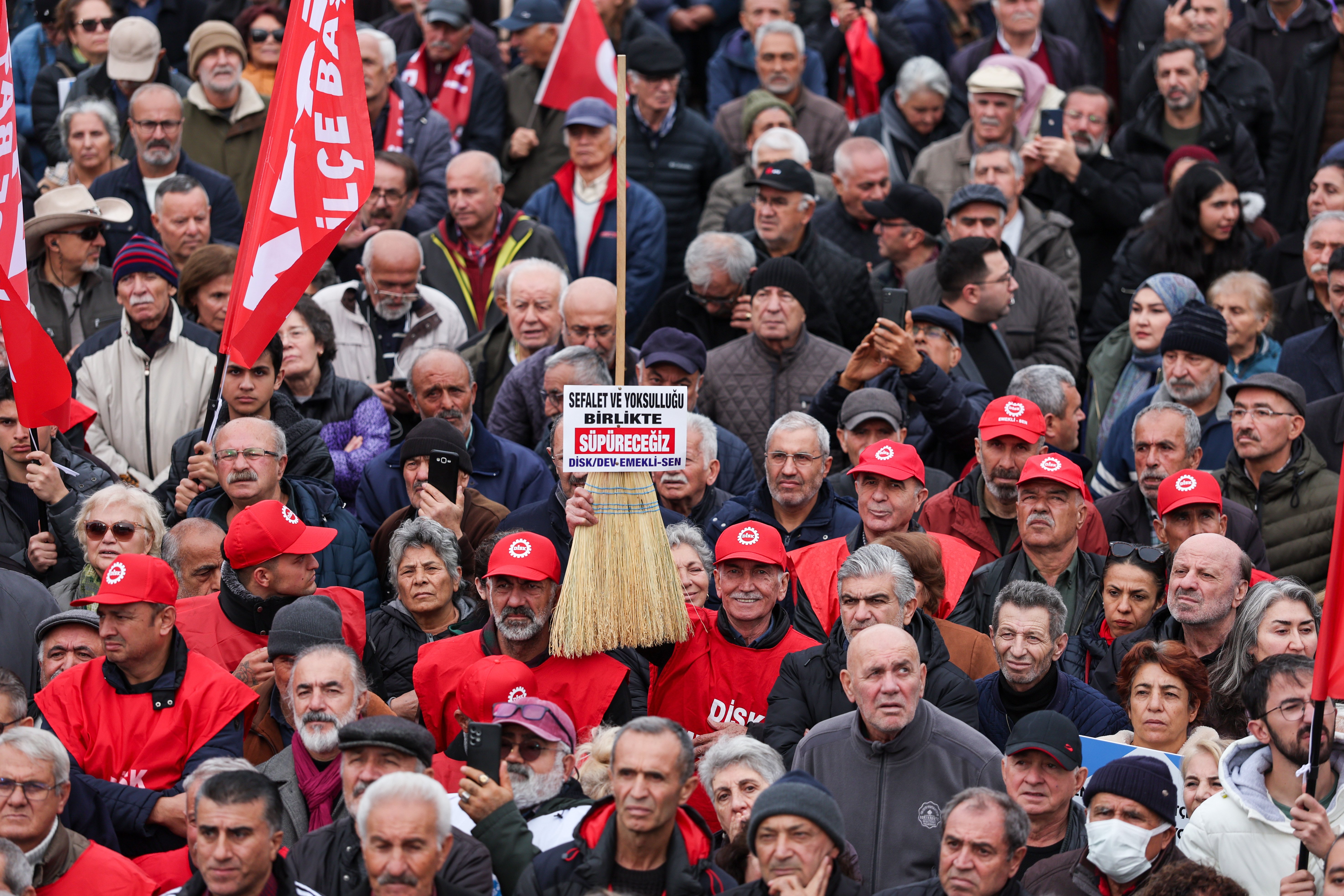 Özgür Özel basın mensuplarına açıklama