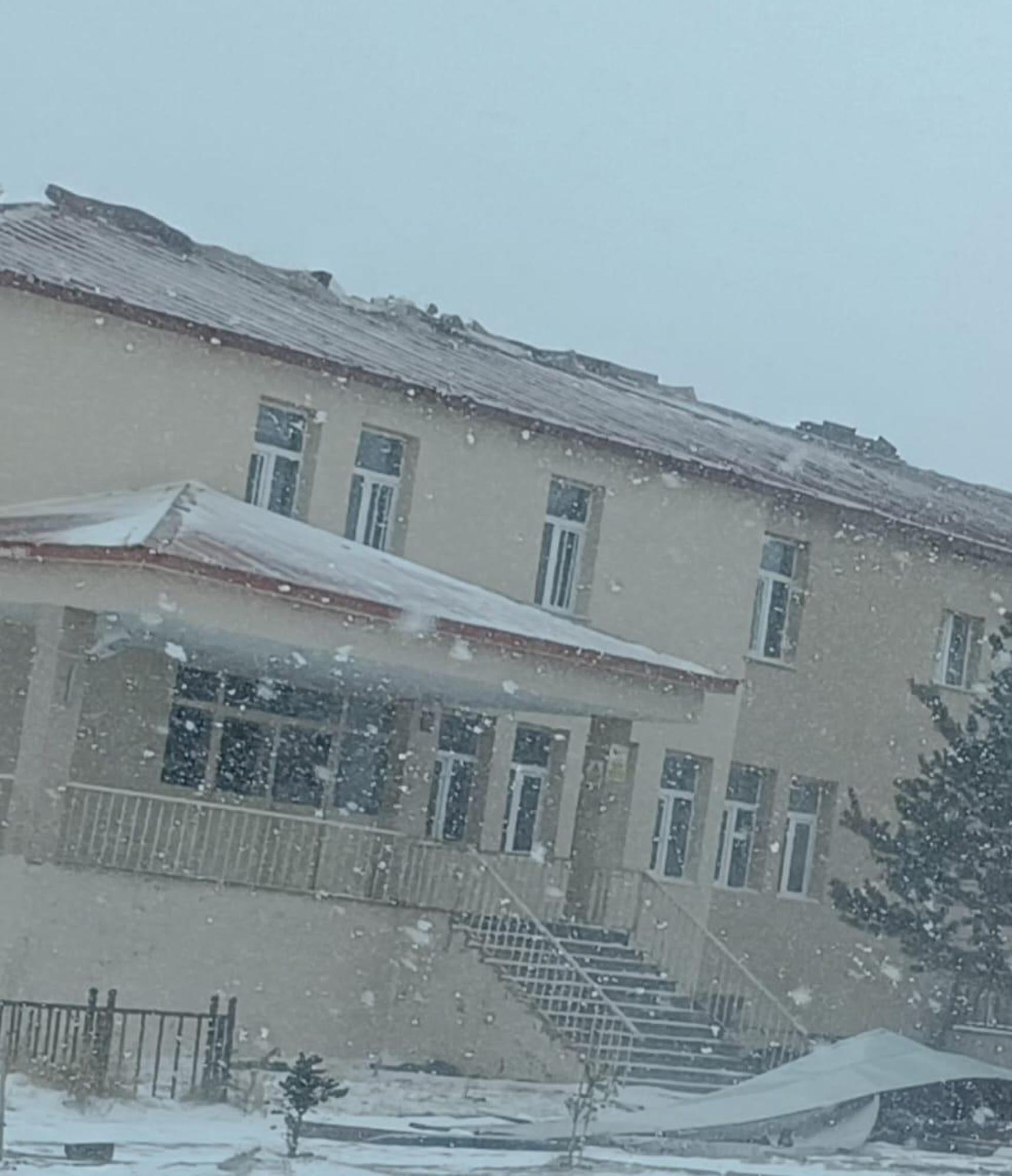 Ardahan tipi felaketi okul çatısı uçtu