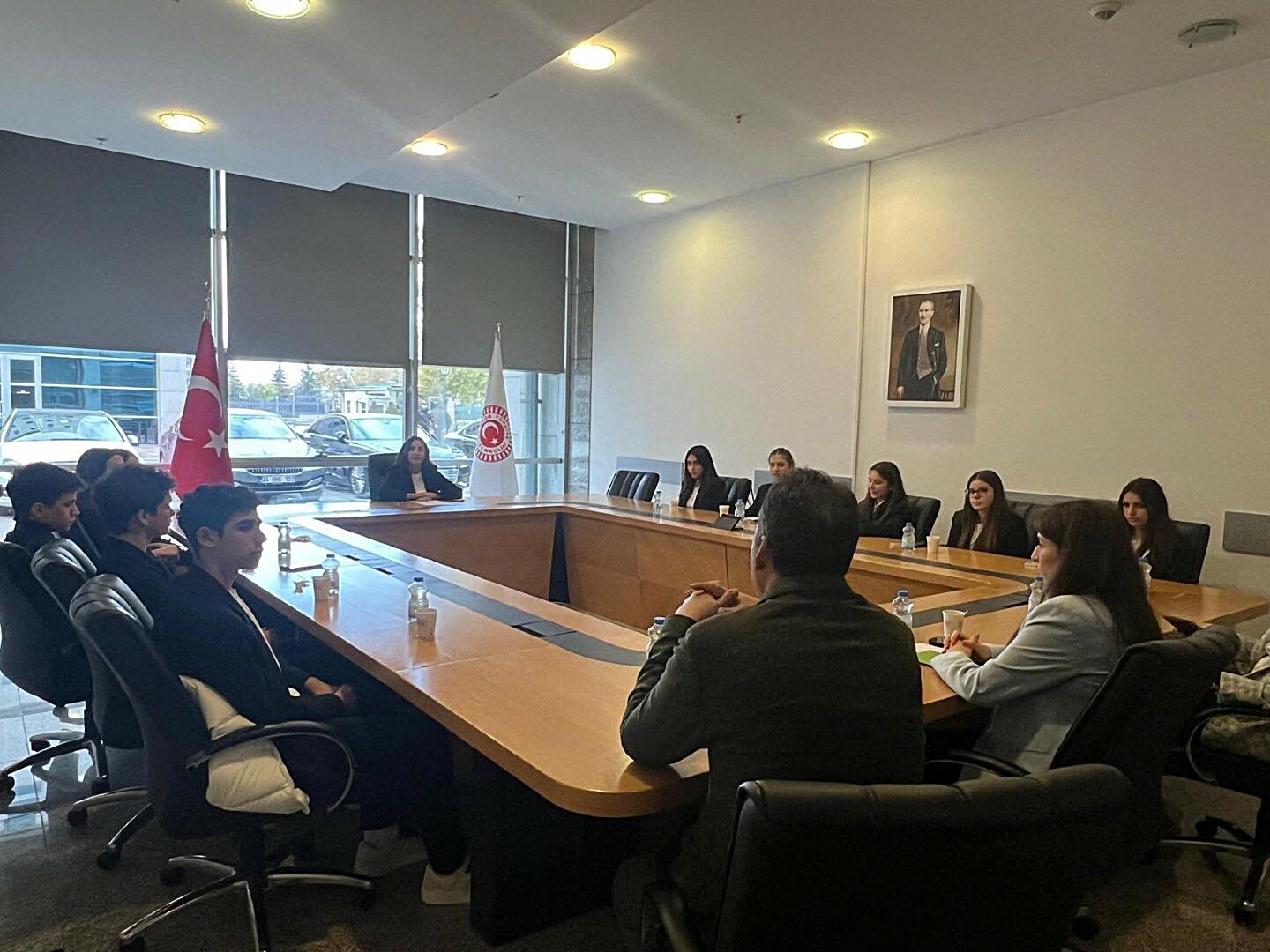 SÜGEP üyesi gençler çalışma yapıyor