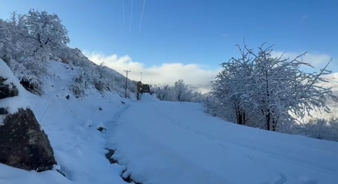 Batman karla kaplı yol