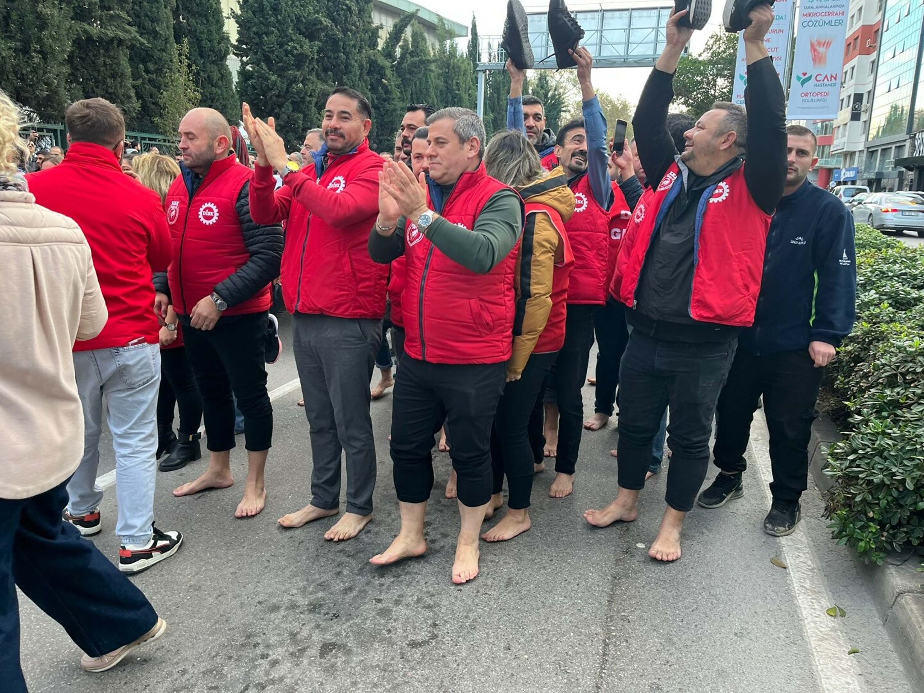 İzmir Büyükşehir Belediyesi işçileri eylemde slogan atıyor