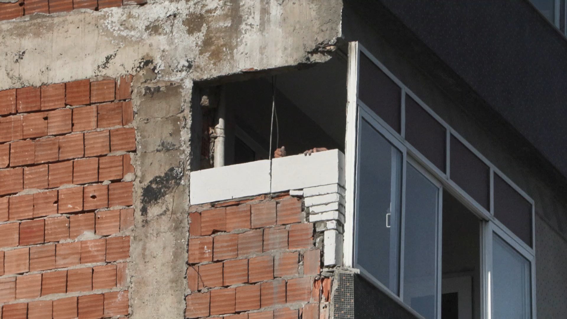 Sultangazi yıkım hasarı apartman balkon çöktü