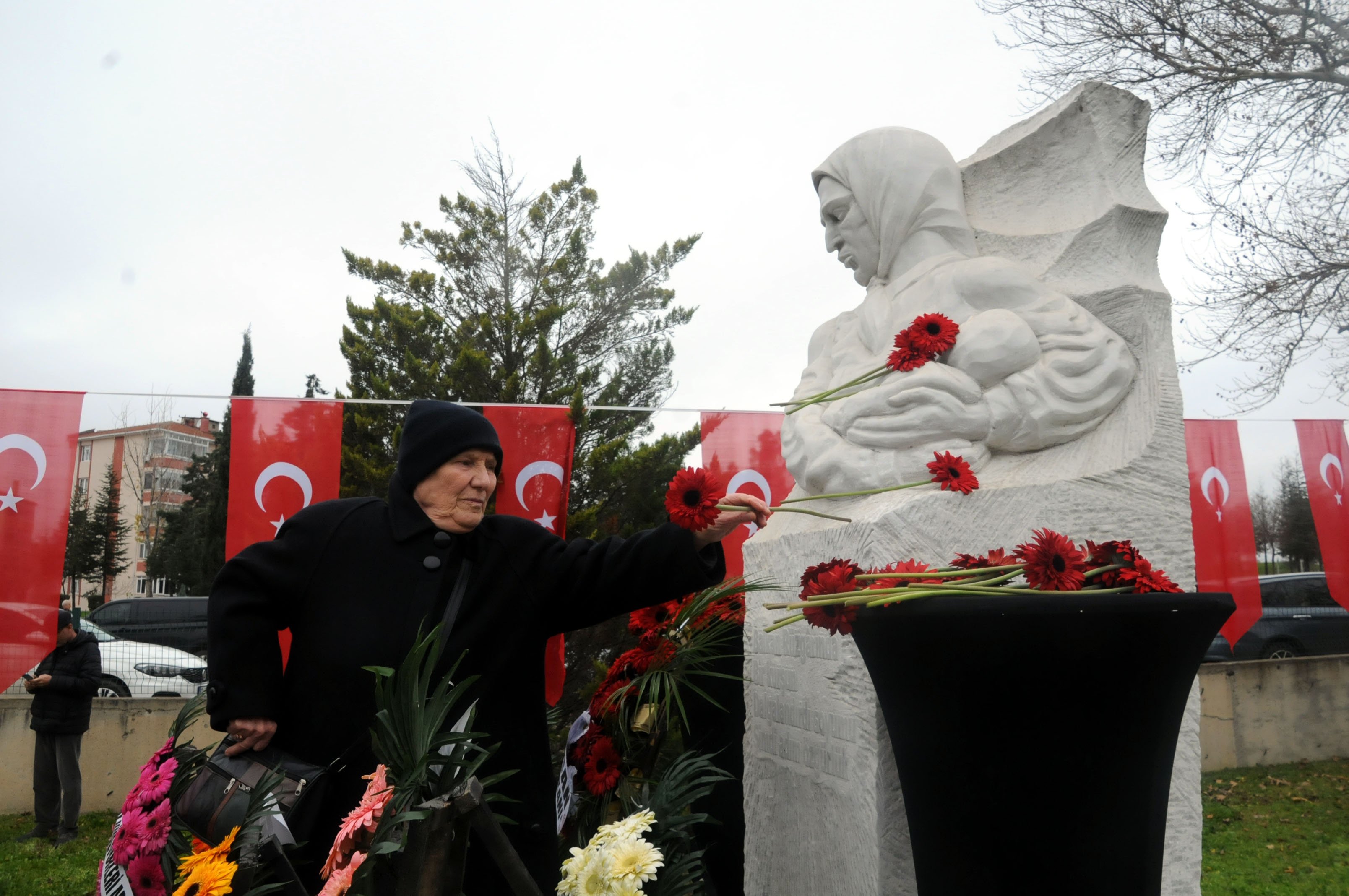 Türkan Bebek Anıtına Çelenk Bırakılıyor