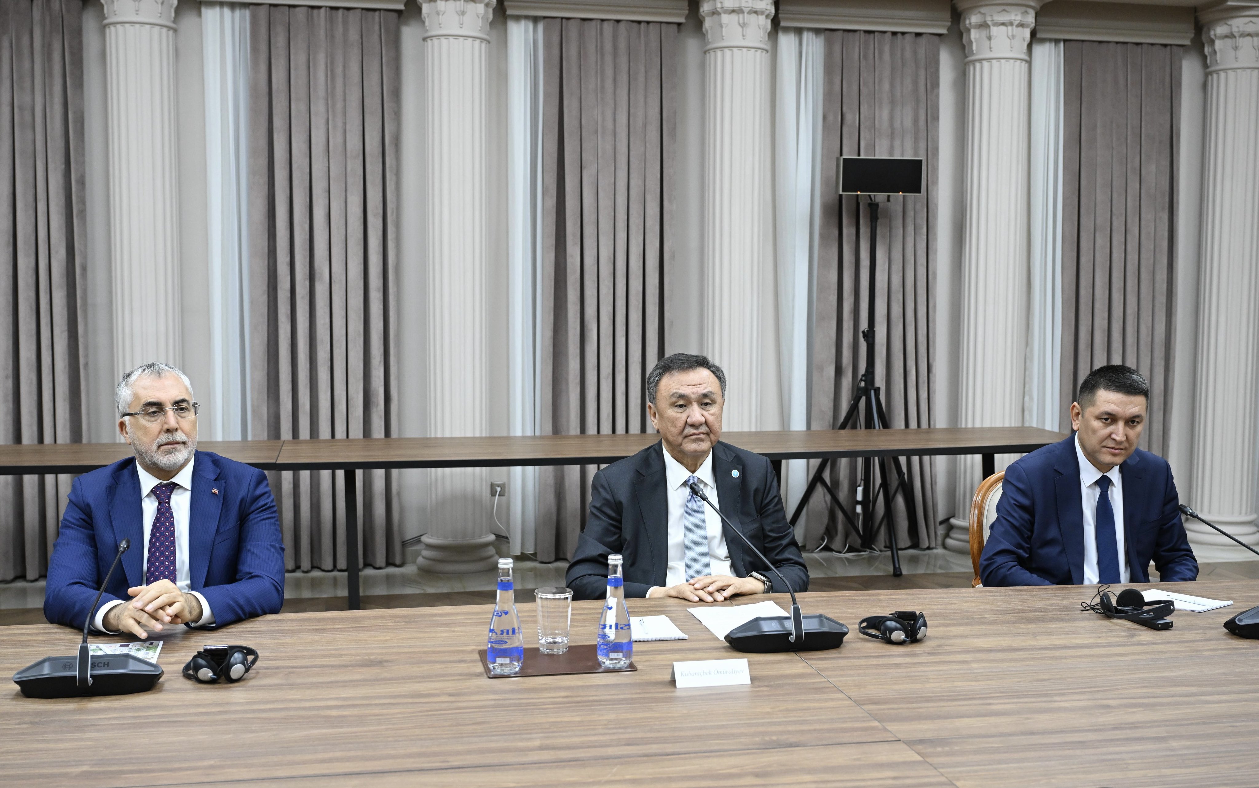 Bakan Vedat Işıkhan Azerbaycan Başbakanı Ali Asadov ile görüşme