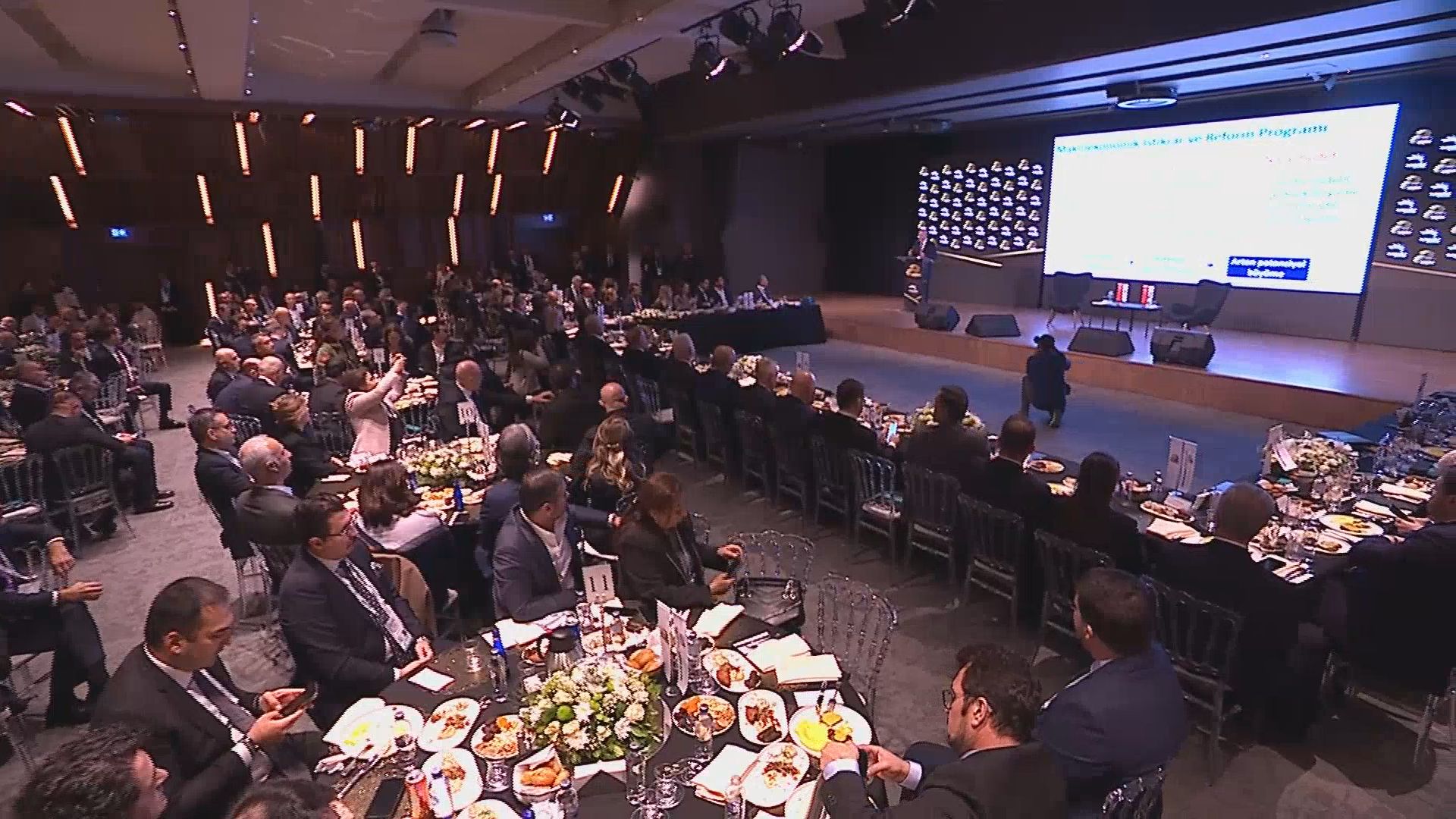 Hazine ve Maliye Bakanı Mehmet Şimşek konuşma yapıyor