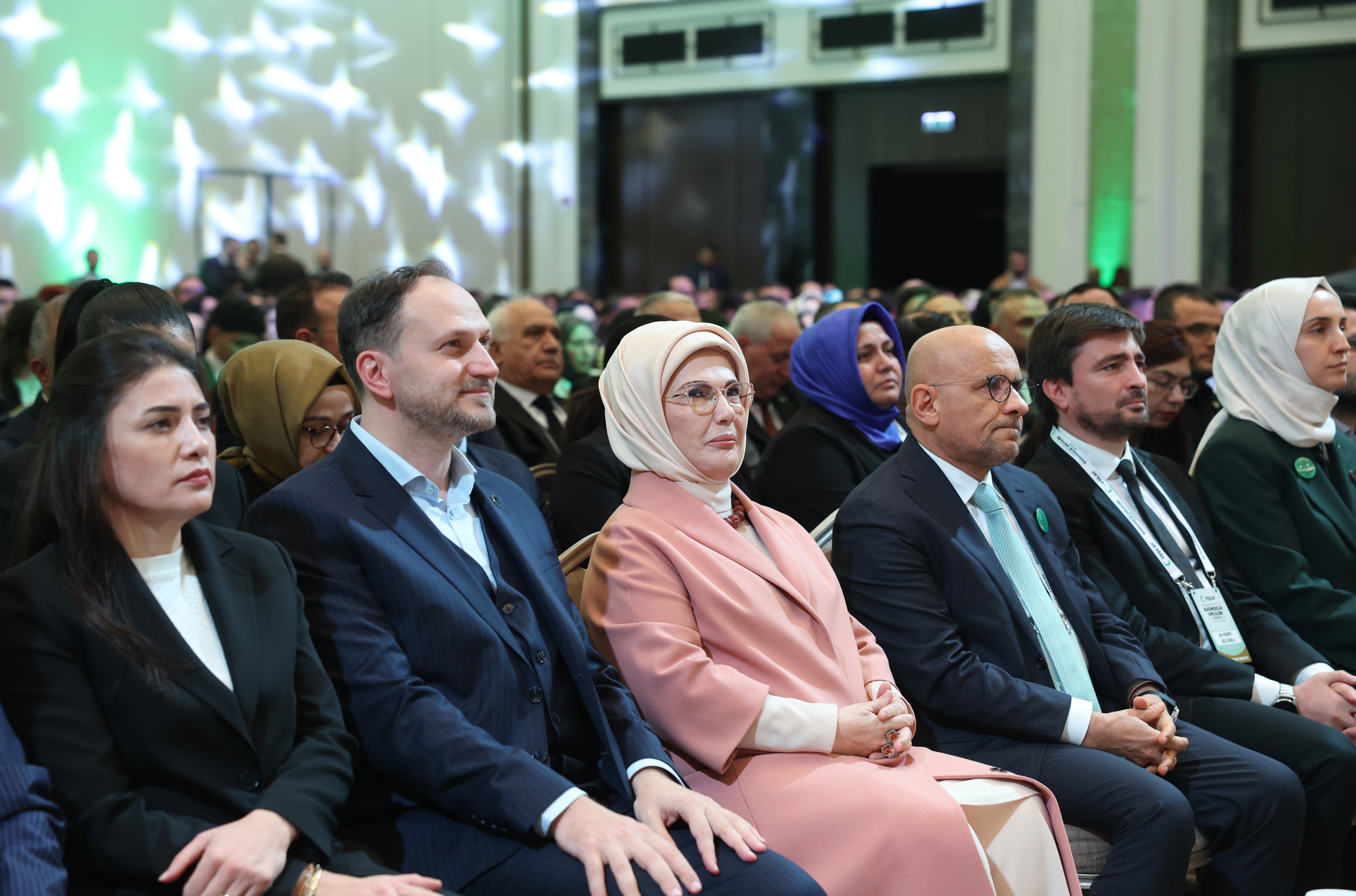 Emine Erdoğan Yeşilay Stant Ziyareti