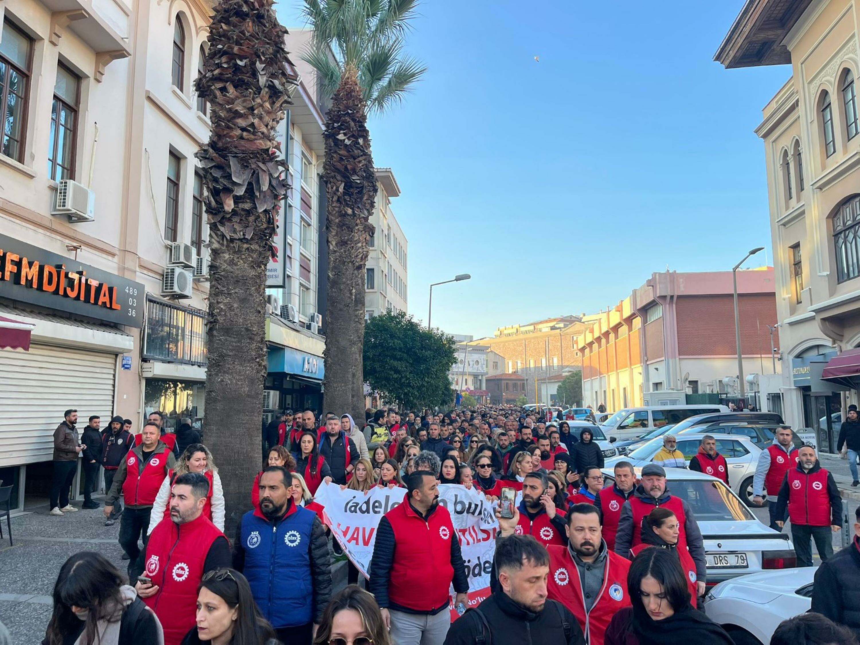 İzmir Büyükşehir Belediyesi işçileri pankart açtı
