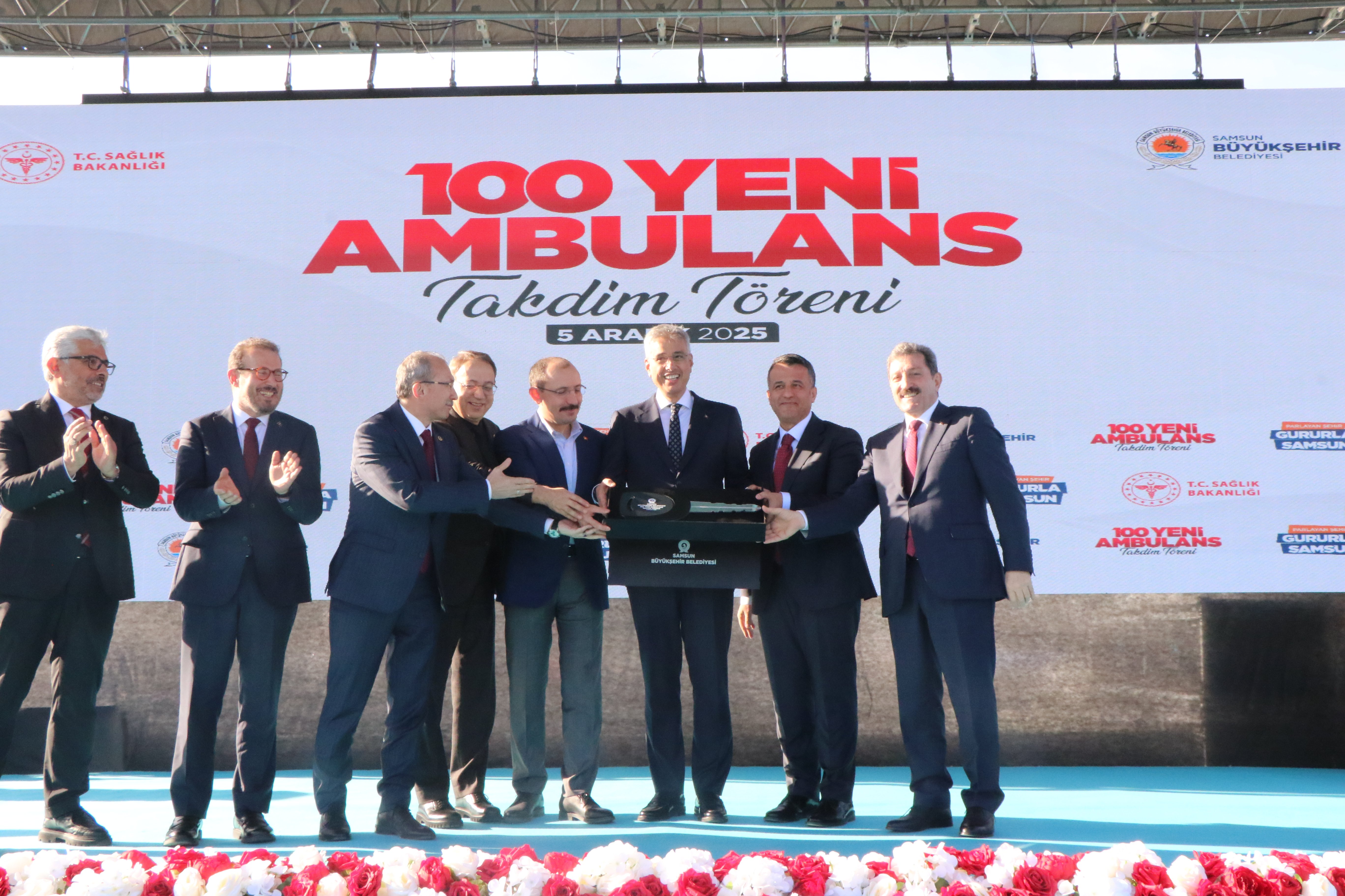 Sağlık Bakanı Kemal Memişoğlu ambulansın içini inceliyor