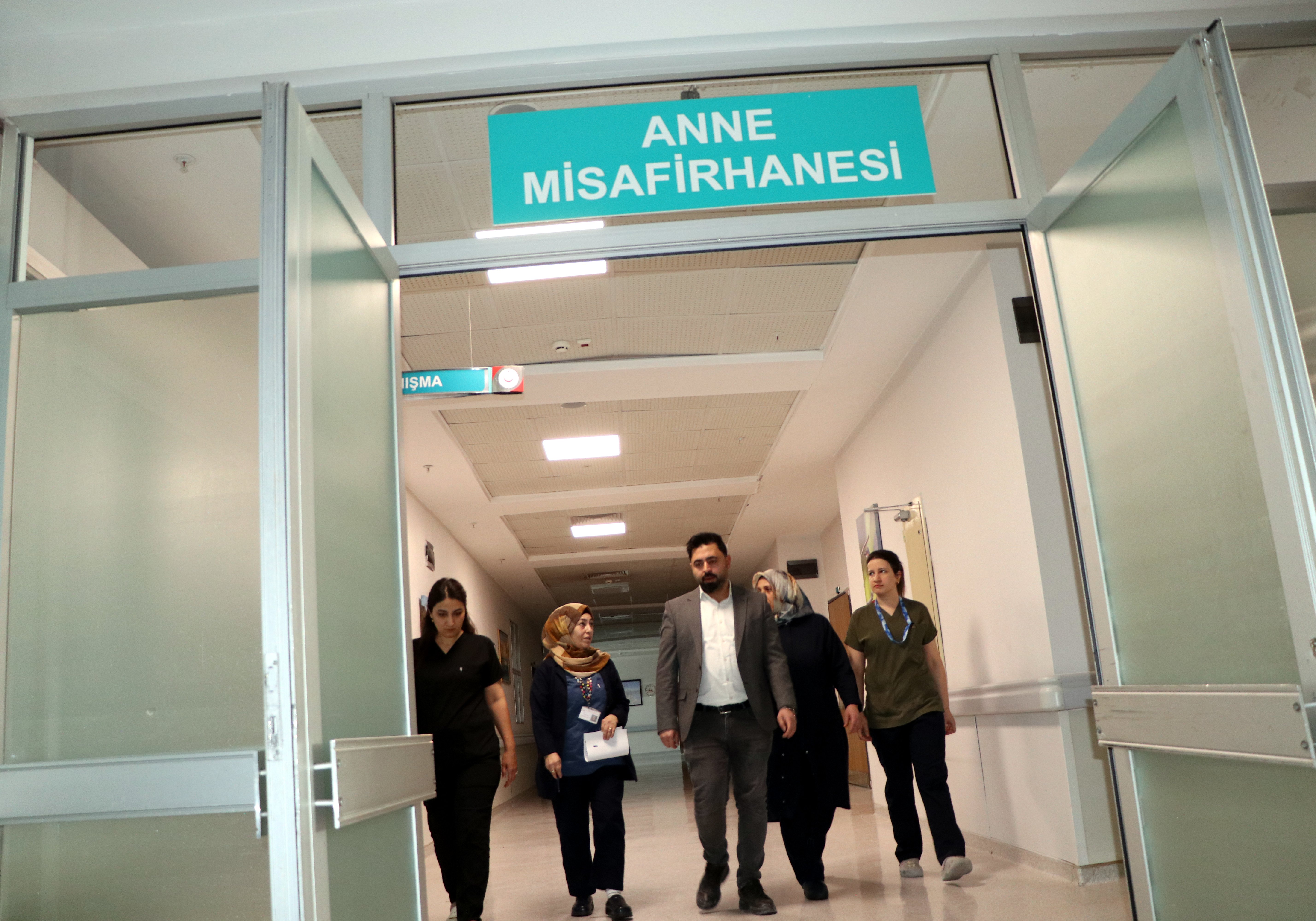 Sağlık personeli ve anne