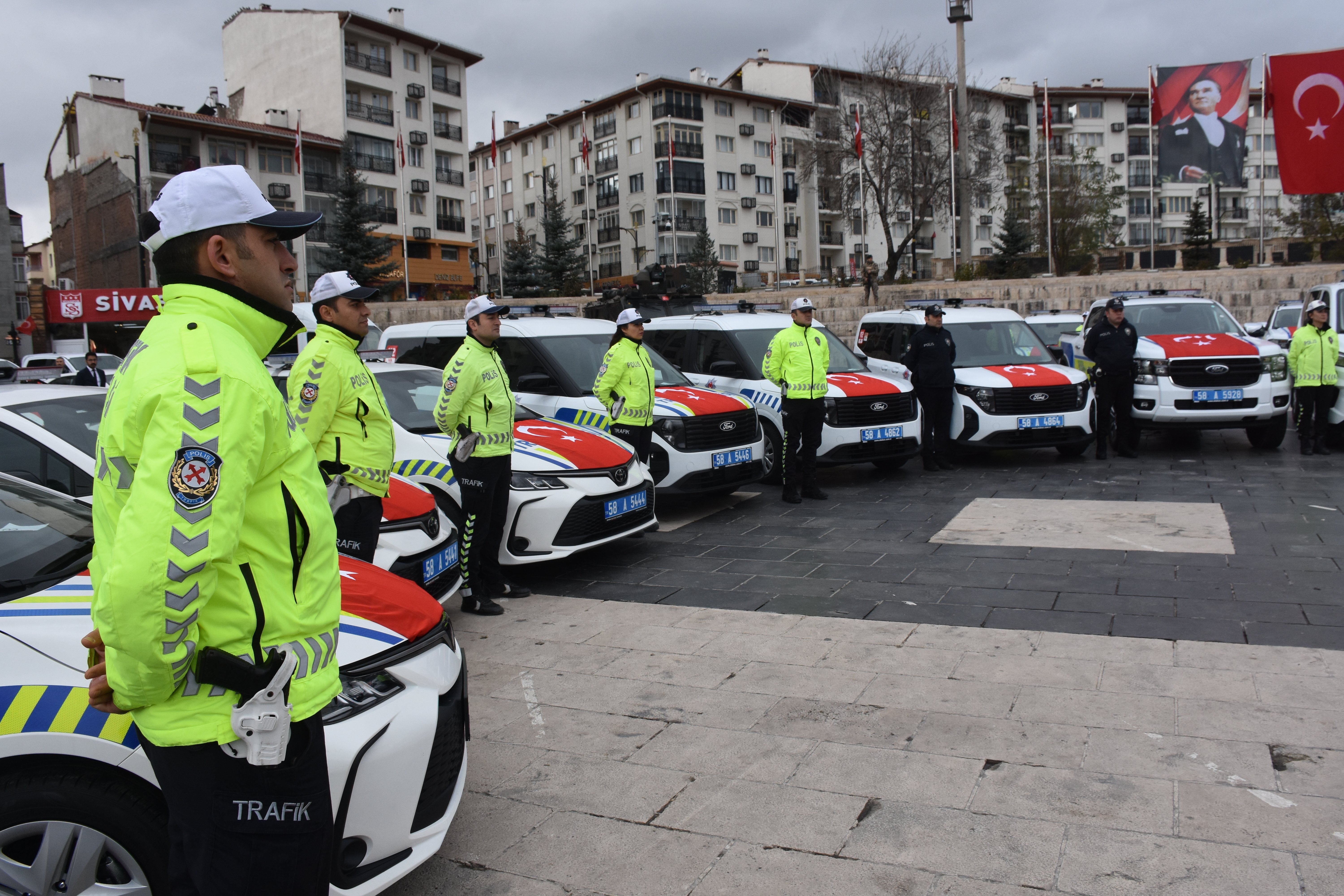 Polis ve jandarma araçları tören alanında sıralanmış durumda