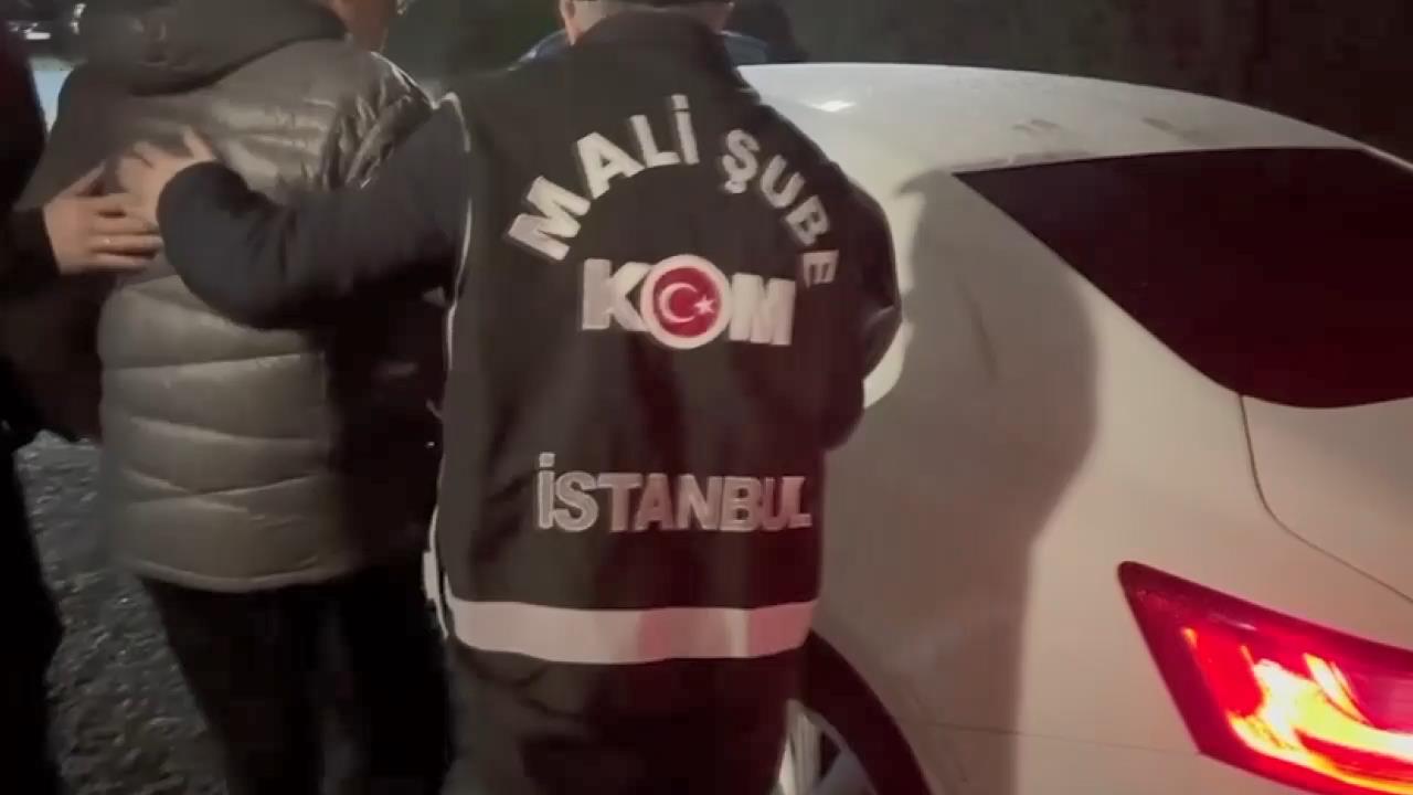 Adliye binası önü
