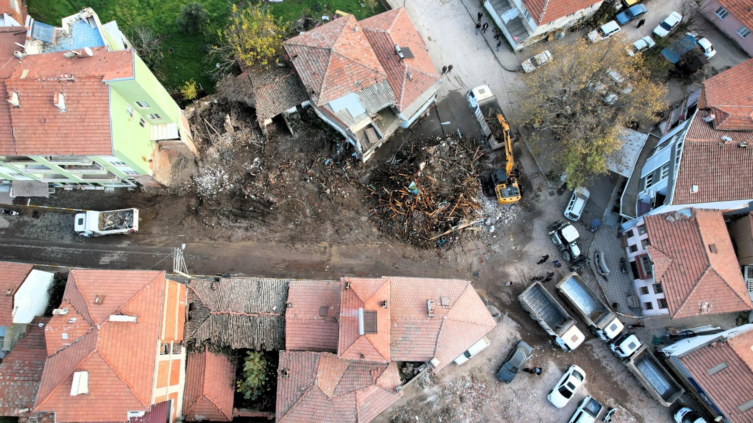Sındırgı belediyesi yıkım ekibi