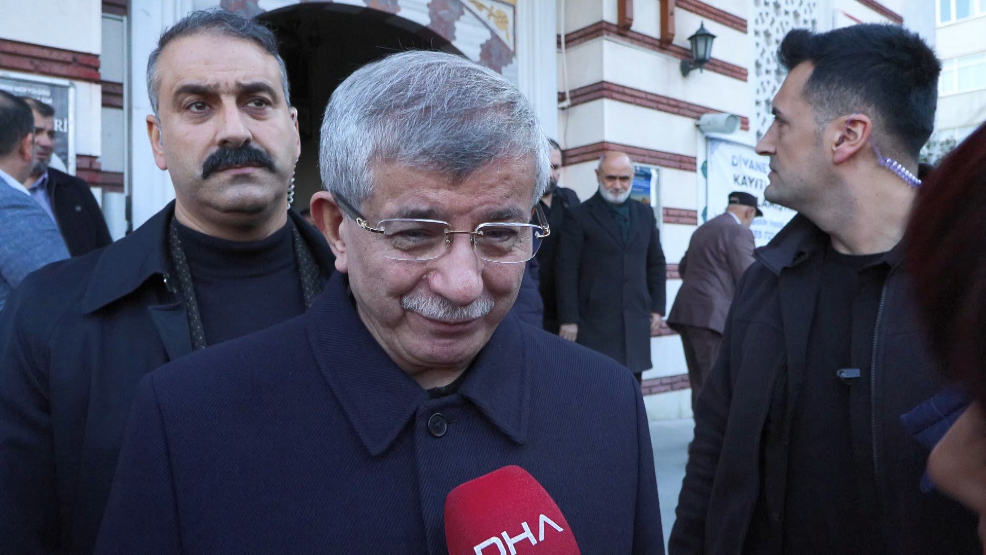 Ahmet Davutoğlu taziyeleri kabul ediyor