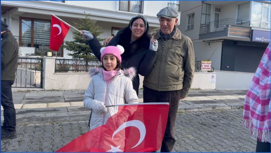 Askerler Koşuda Bayrak Taşıyor