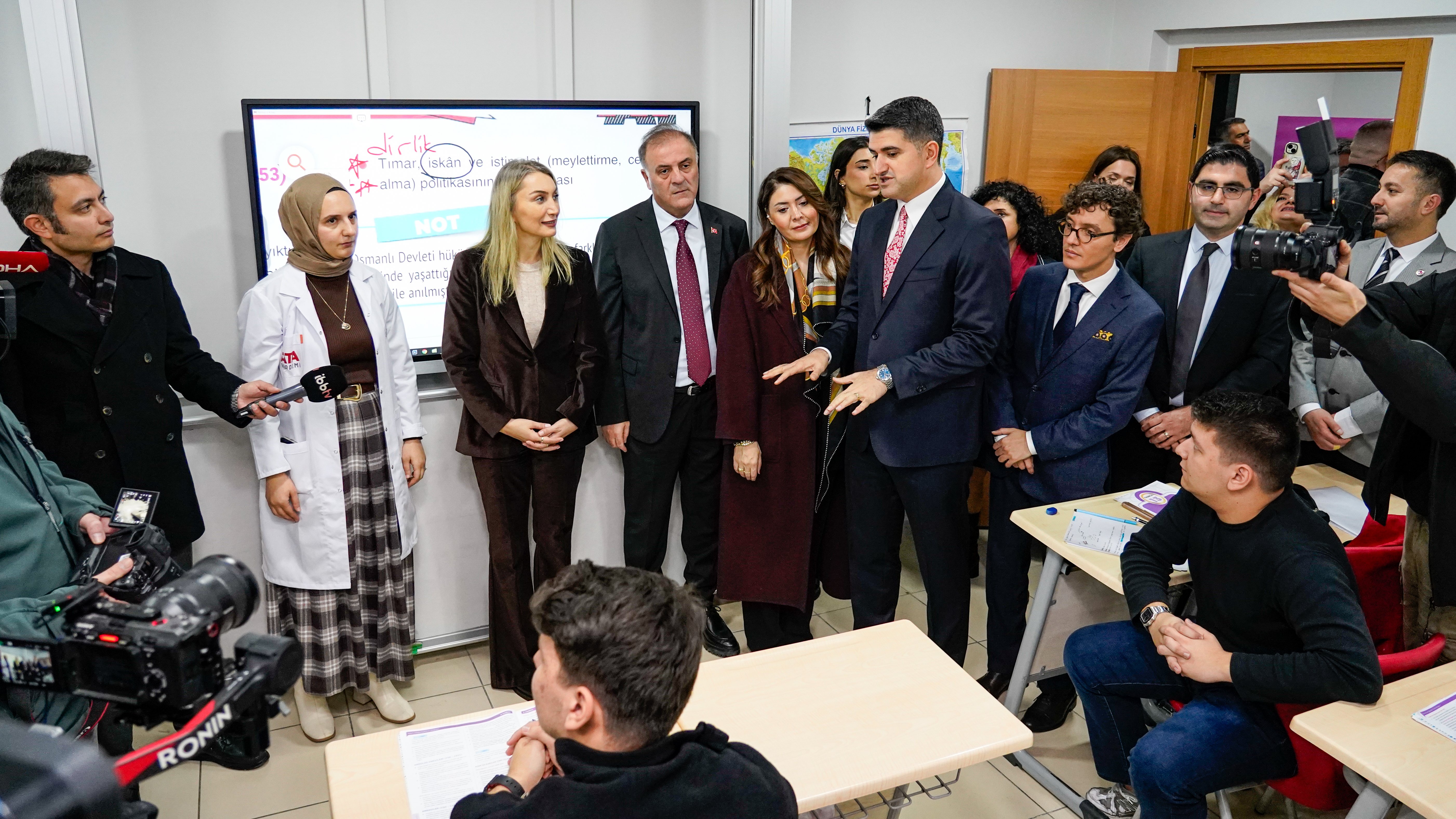 Ataşehir Belediye Başkanı Onursal Adıgüzel açılışta konuşma yapıyor