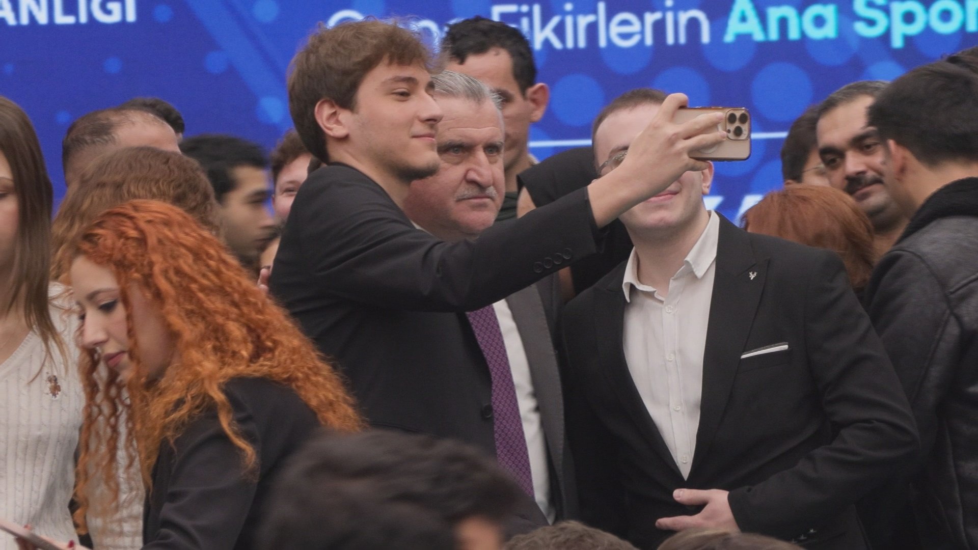 Bakan Bak gençlere sertifika veriyor