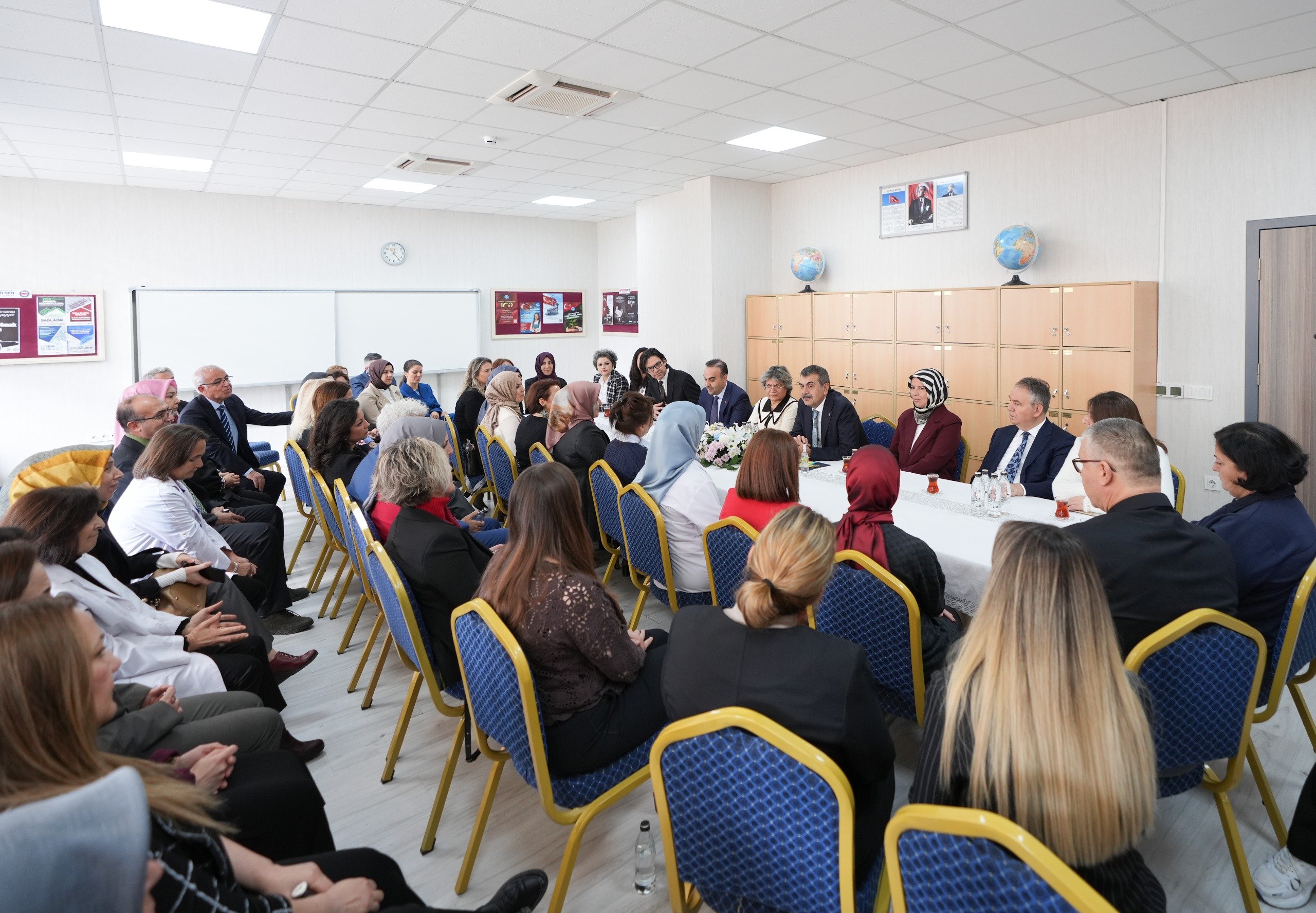 Bakanlar Tekin ve Kacır öğrencilerle