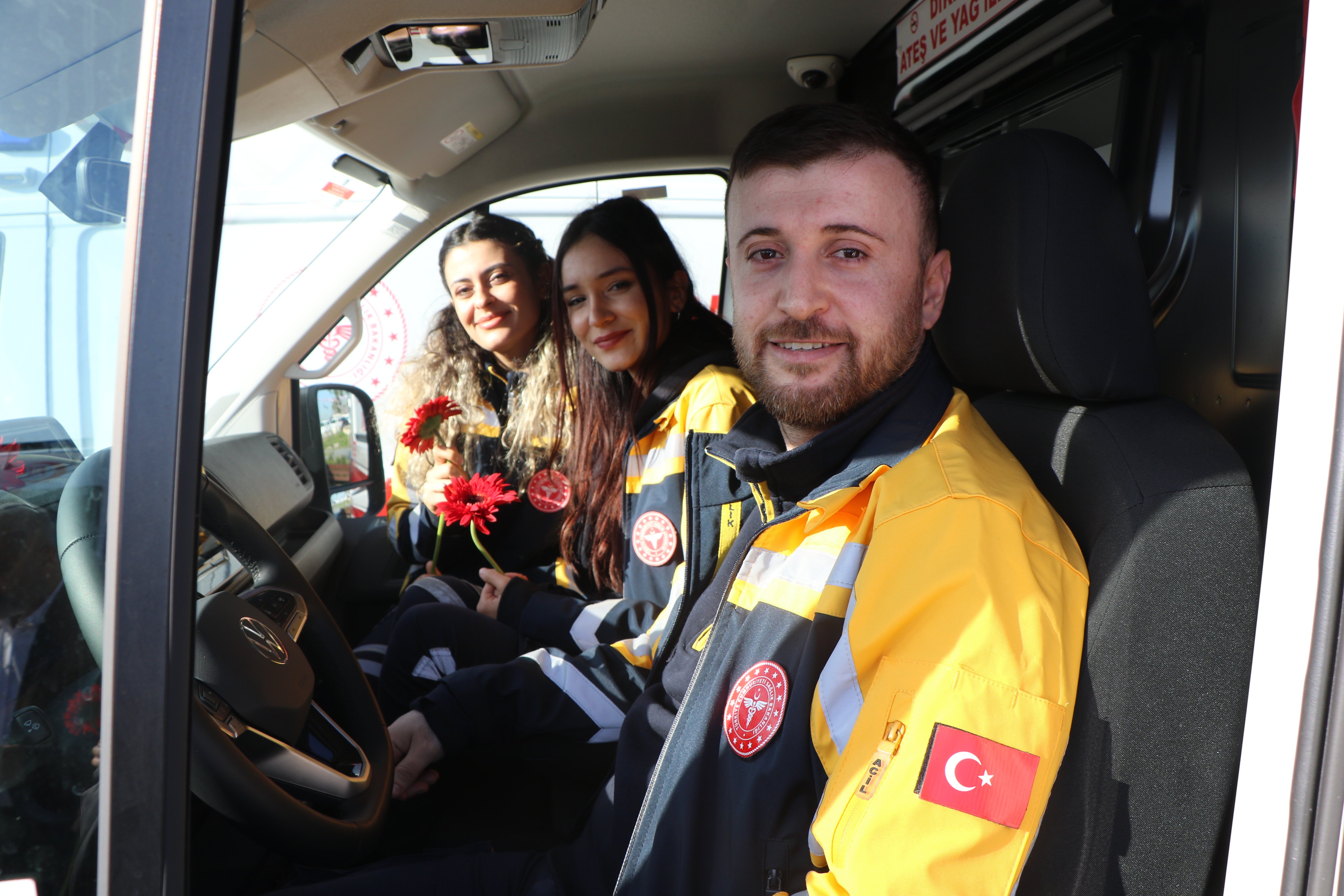 Ambulans teslim törenine katılan protokol üyeleri