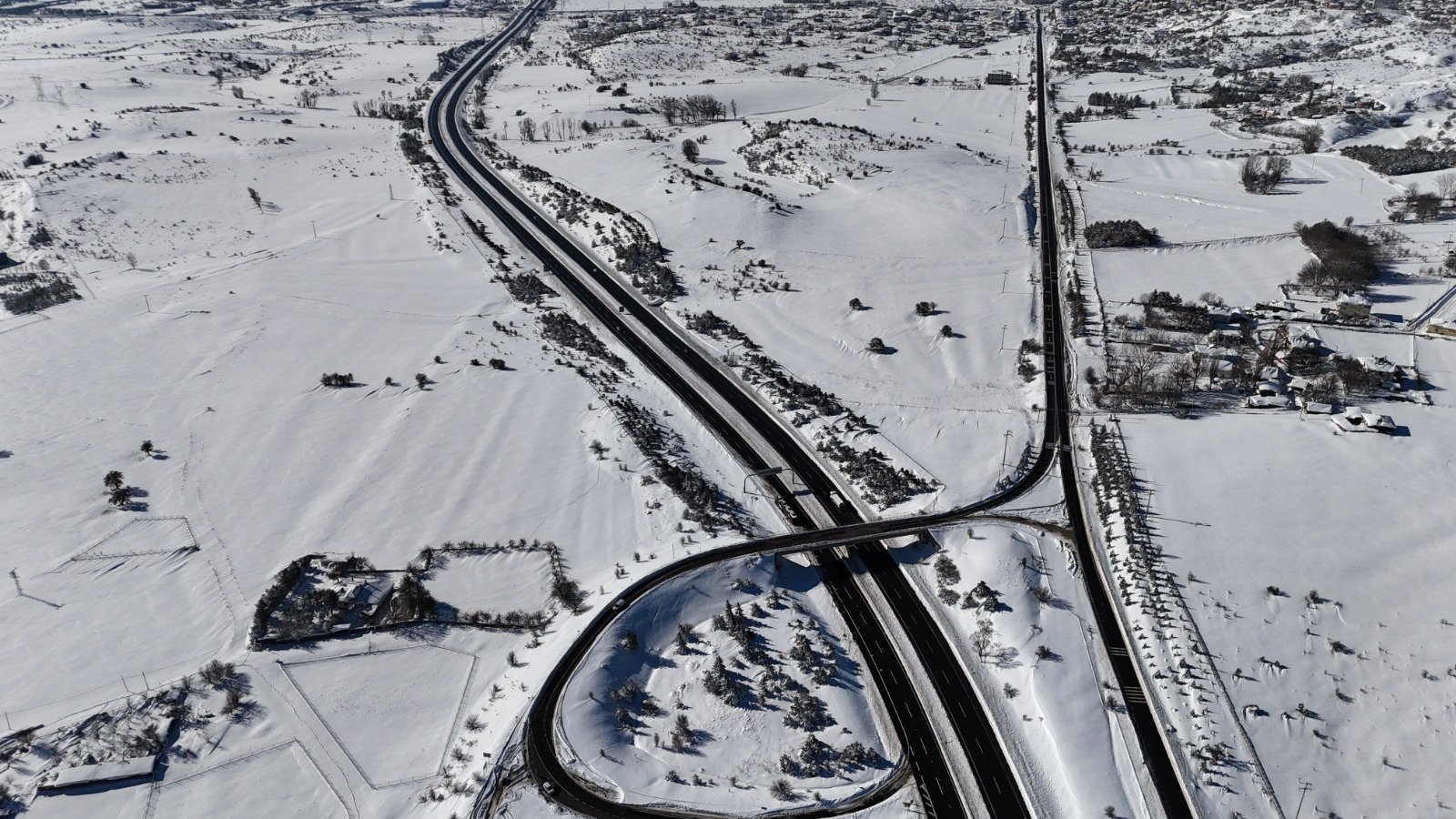 Kar temizleme ekipleri D-100 Karayolunda çalışıyor