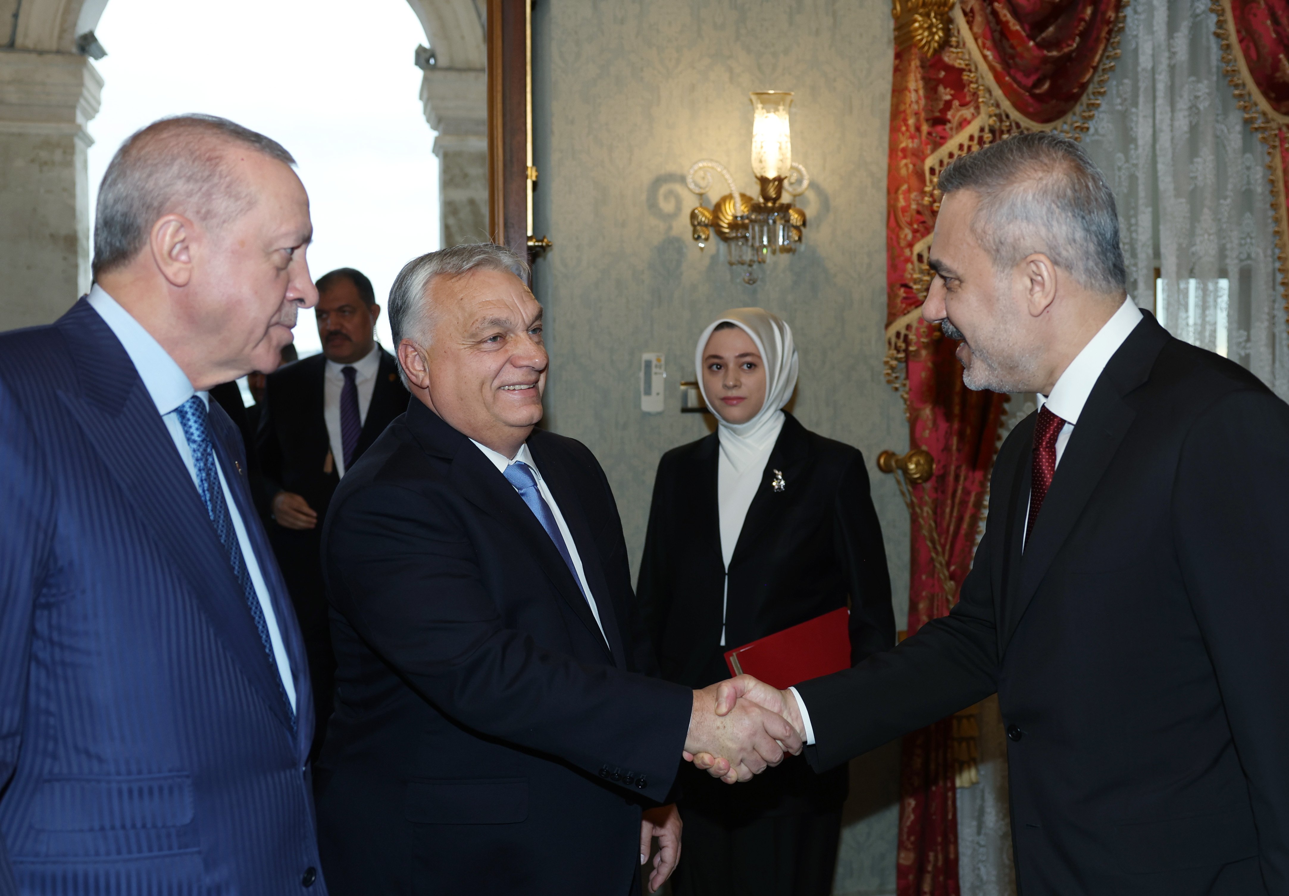 Erdoğan ve Orban basına poz veriyor