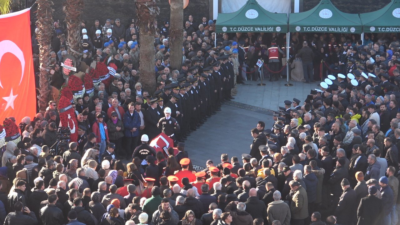 İçişleri Bakanı Ali Yerlikaya Şehit Ailesine Taziyede