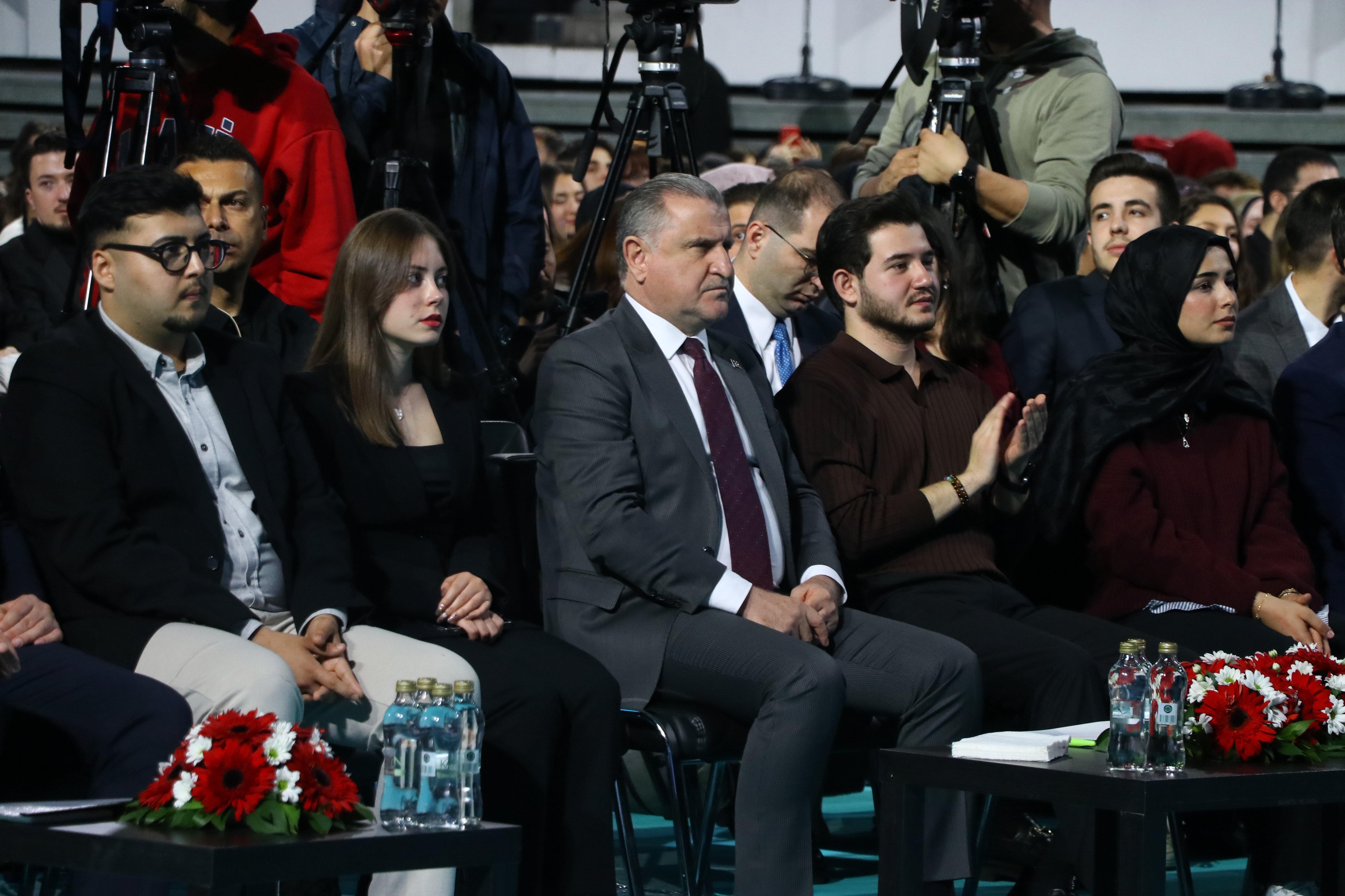 Gençler sertifika alırken